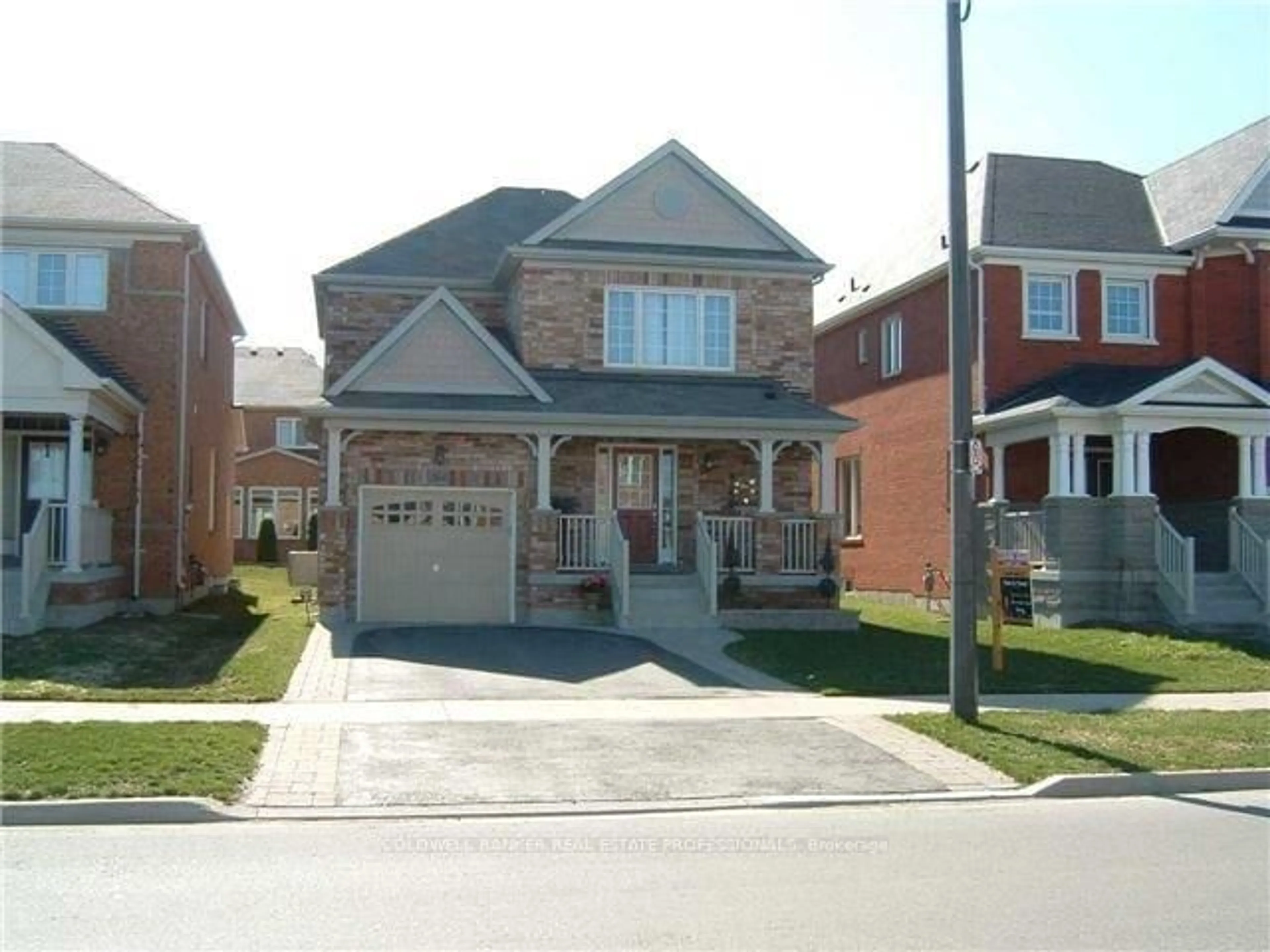 Frontside or backside of a home, the street view for 264 Summerlyn Tr, Bradford West Gwillimbury Ontario L3Z 0N6