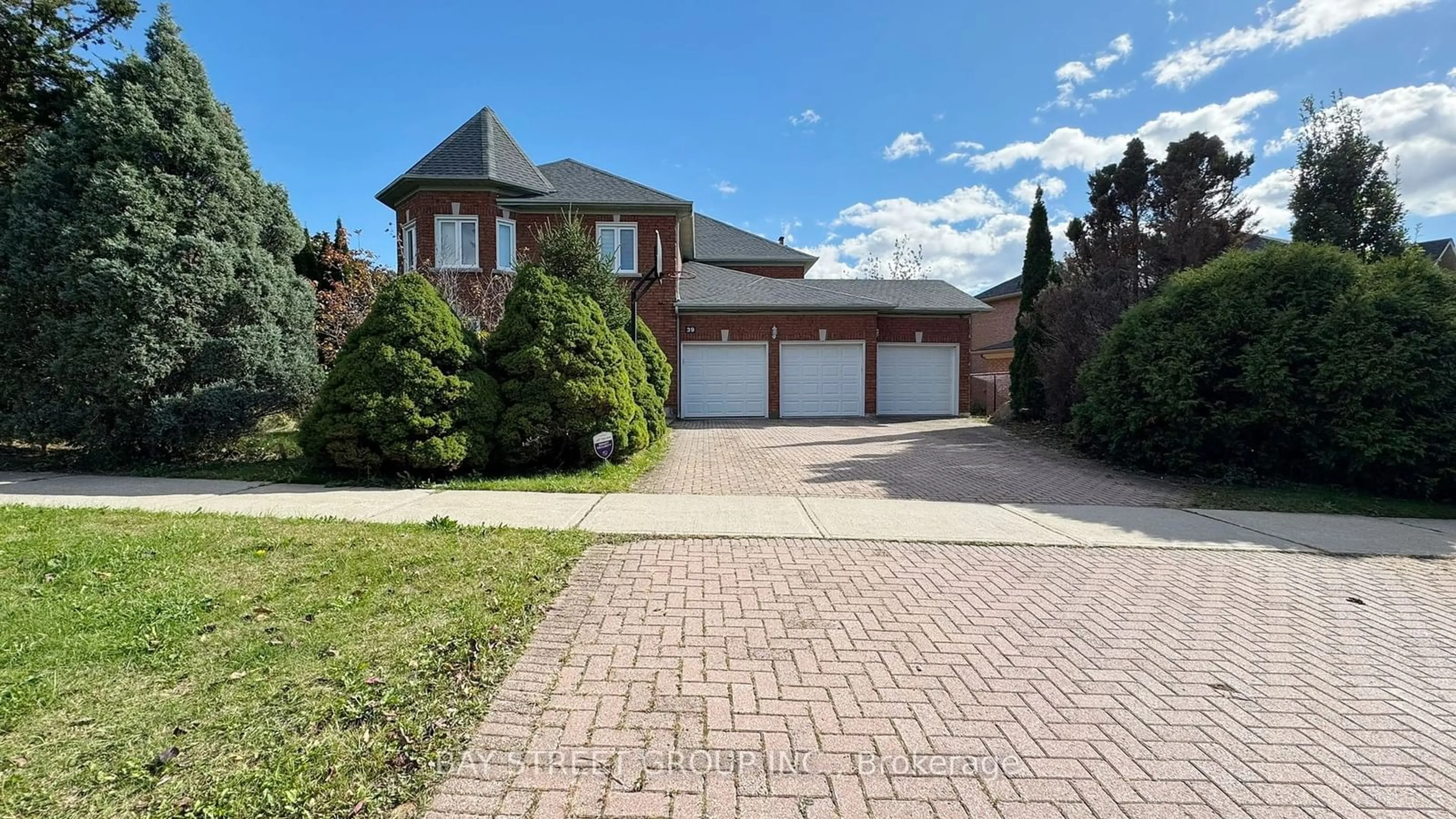 Frontside or backside of a home, the street view for 39 Alexandra Wood, Richmond Hill Ontario L4B 2L1