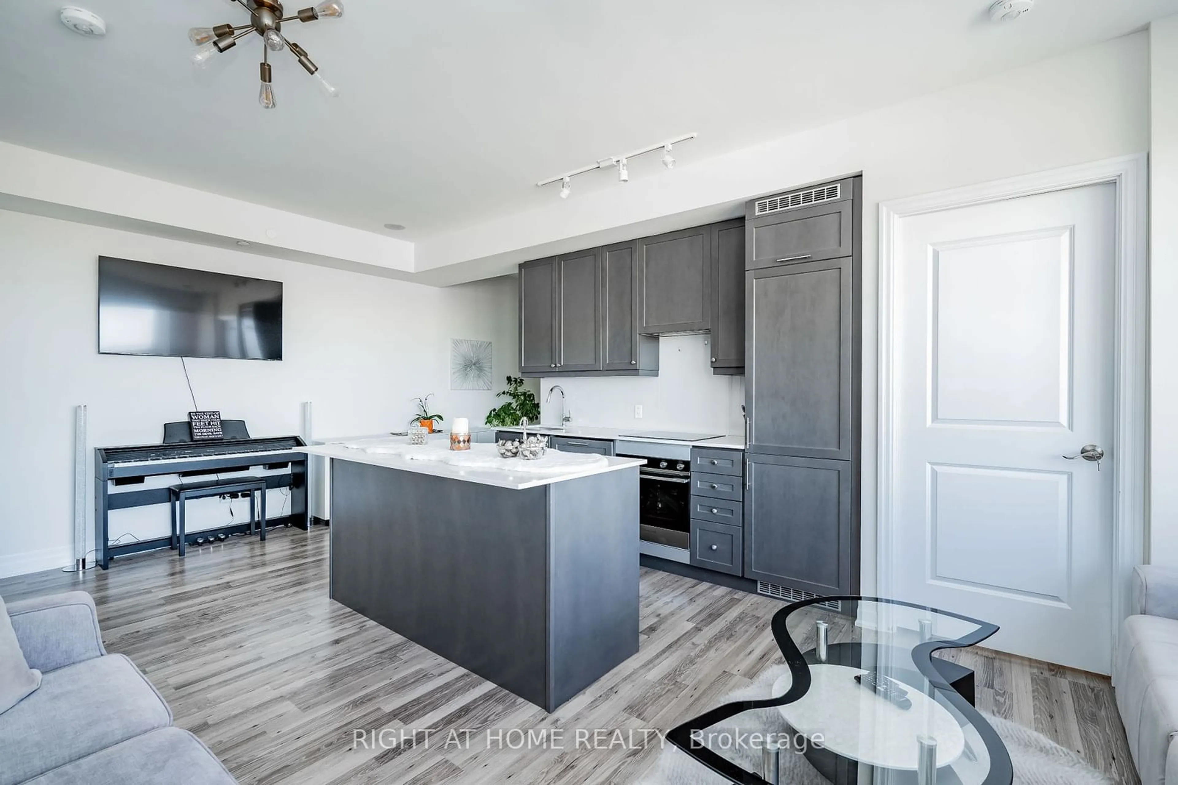 Contemporary kitchen, wood floors for 9075 Jane St #2309, Vaughan Ontario L4K 0L7