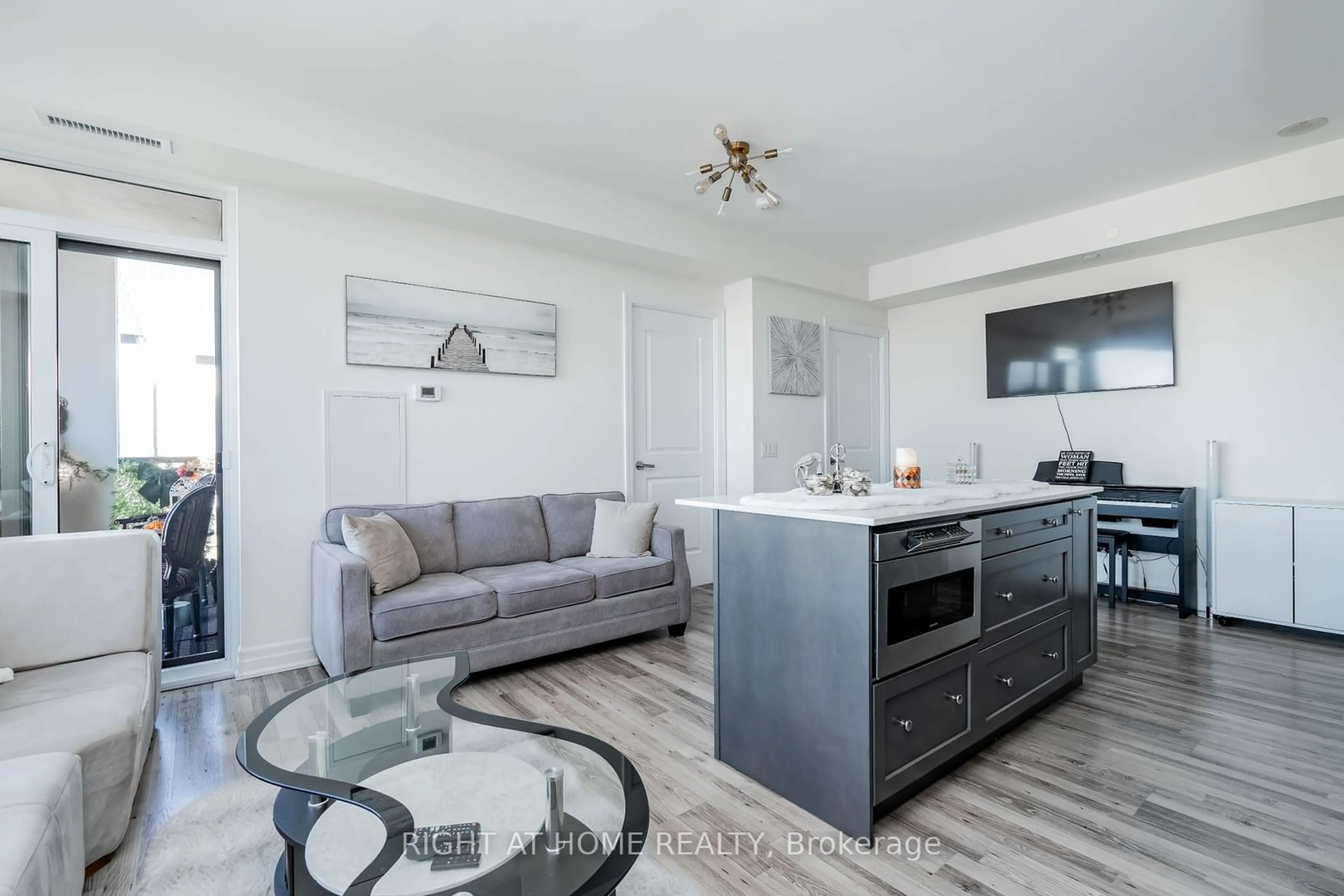 Open concept kitchen for 9075 Jane St #2309, Vaughan Ontario L4K 0L7