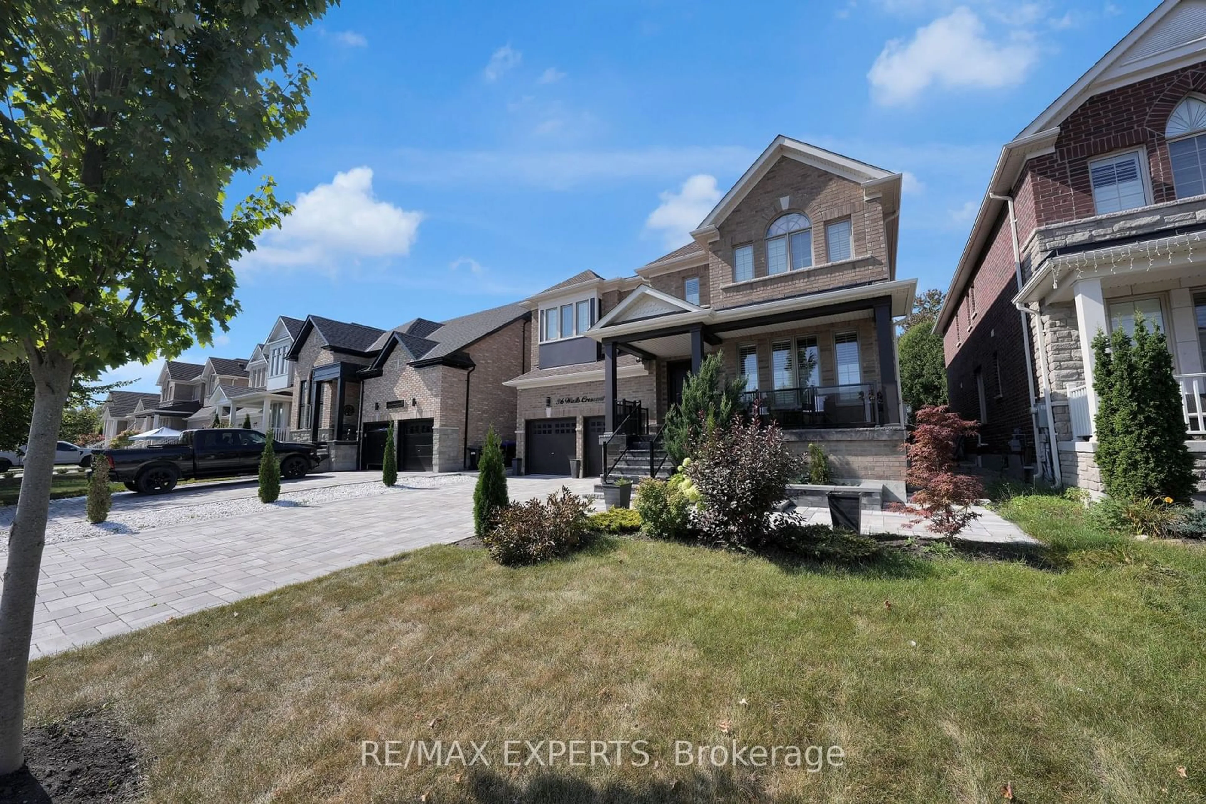 Frontside or backside of a home, the street view for 36 Walls Cres, New Tecumseth Ontario L0G 1W0