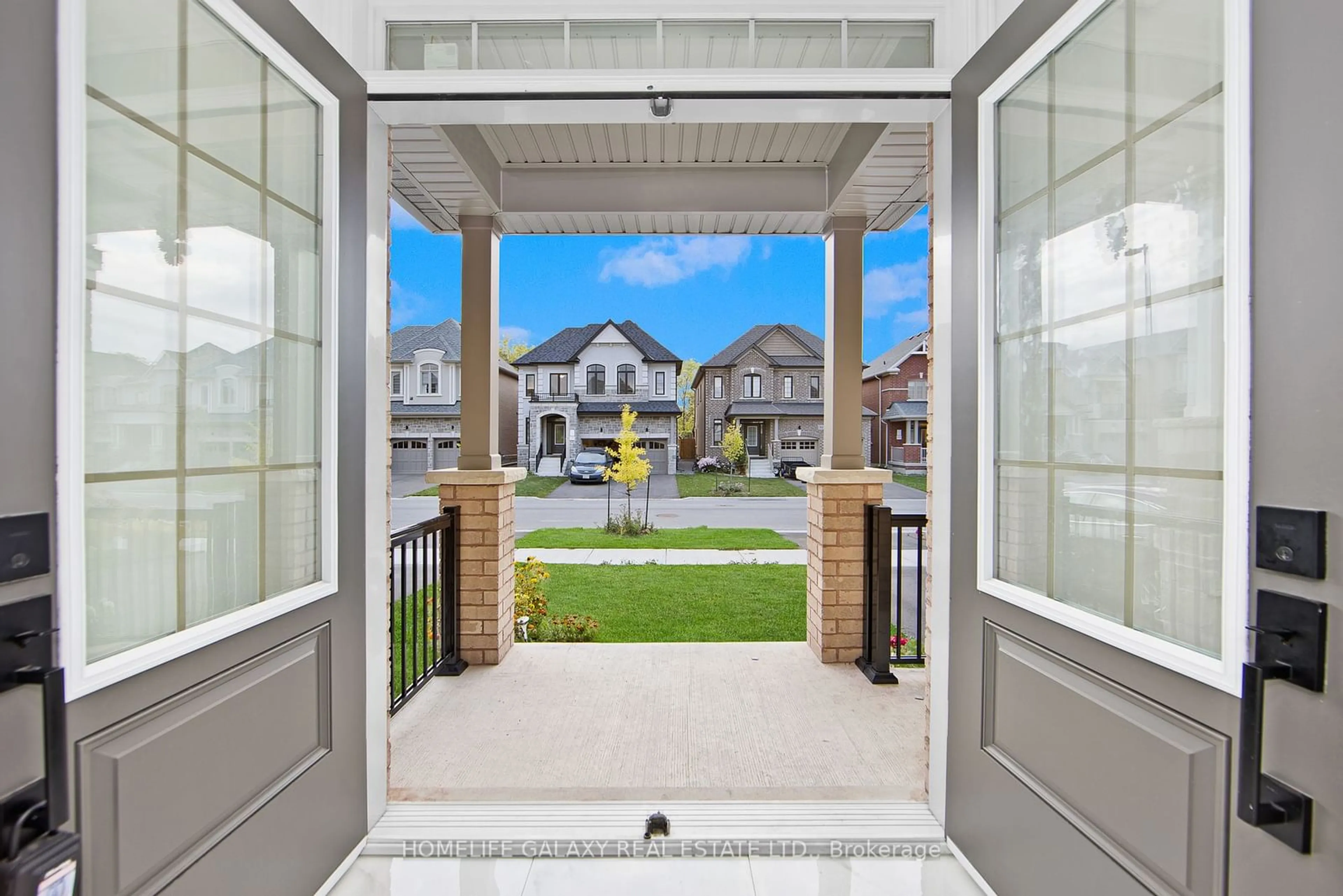 Indoor entryway, wood floors for 301 Danny Wheeler Blvd, Georgina Ontario L4P 0K1