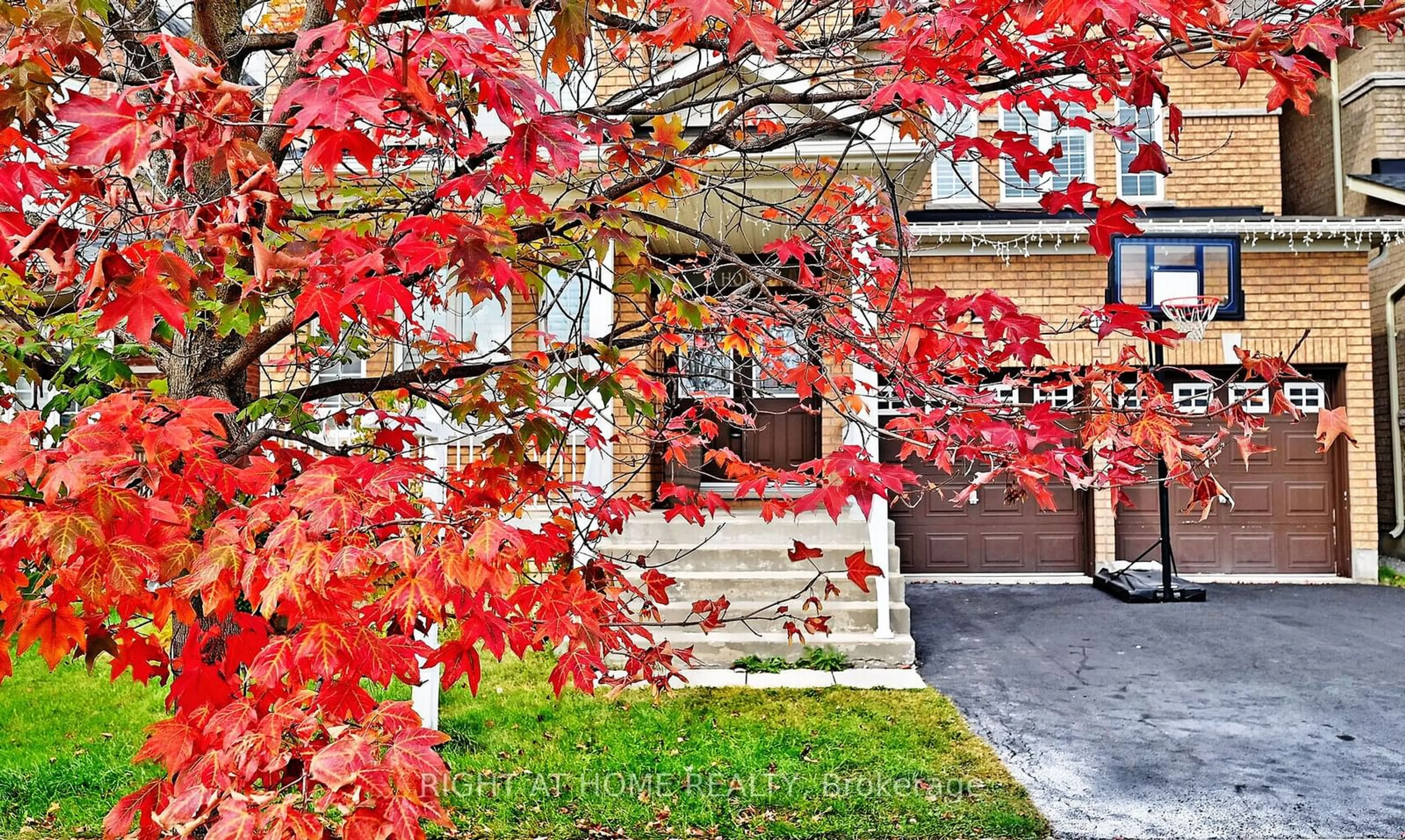 A pic from exterior of the house or condo, cottage for 18 Halldorson Ave, Aurora Ontario L4G 7Z2