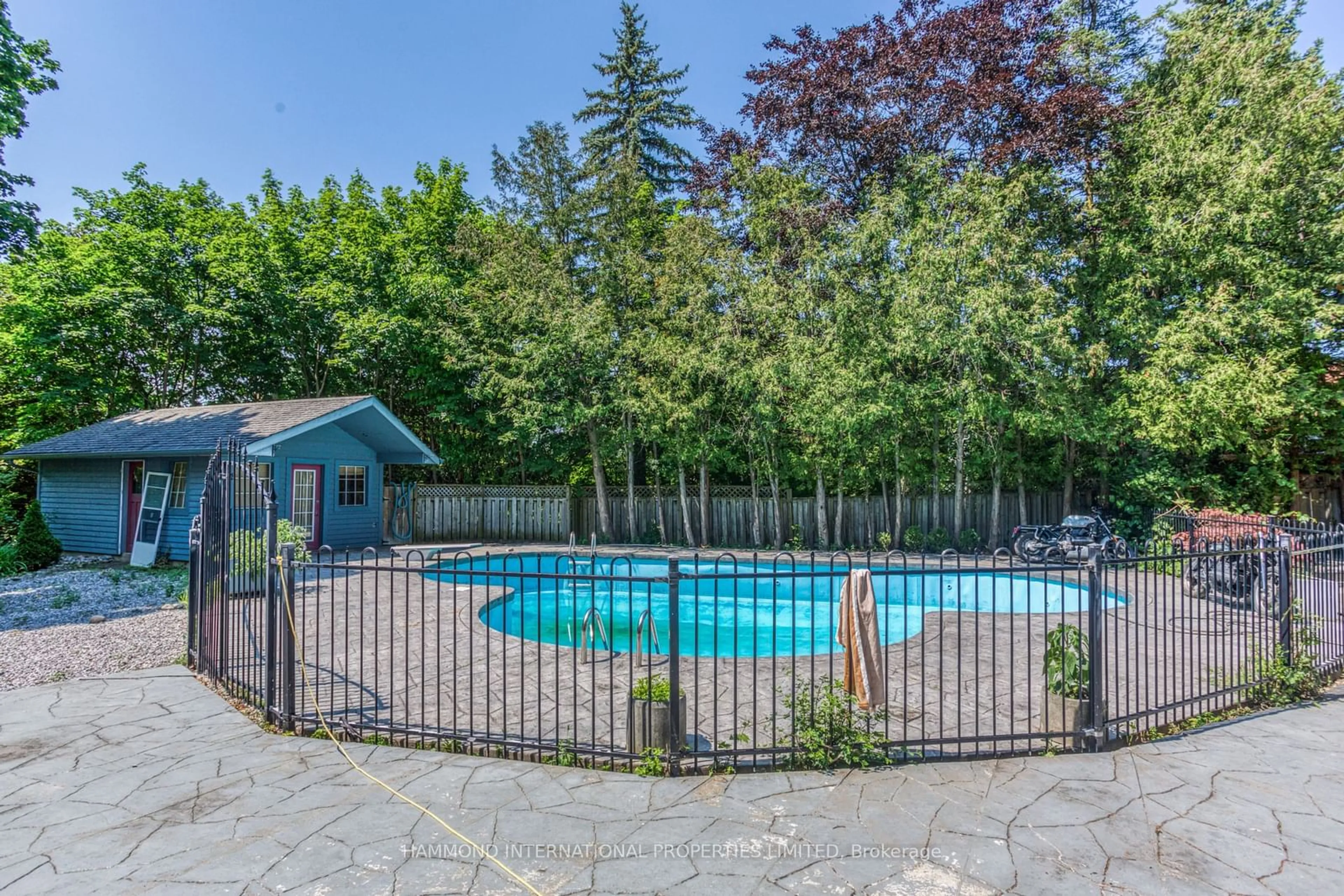 Indoor or outdoor pool for 499 Sixteenth Ave, Richmond Hill Ontario L4B 3N1