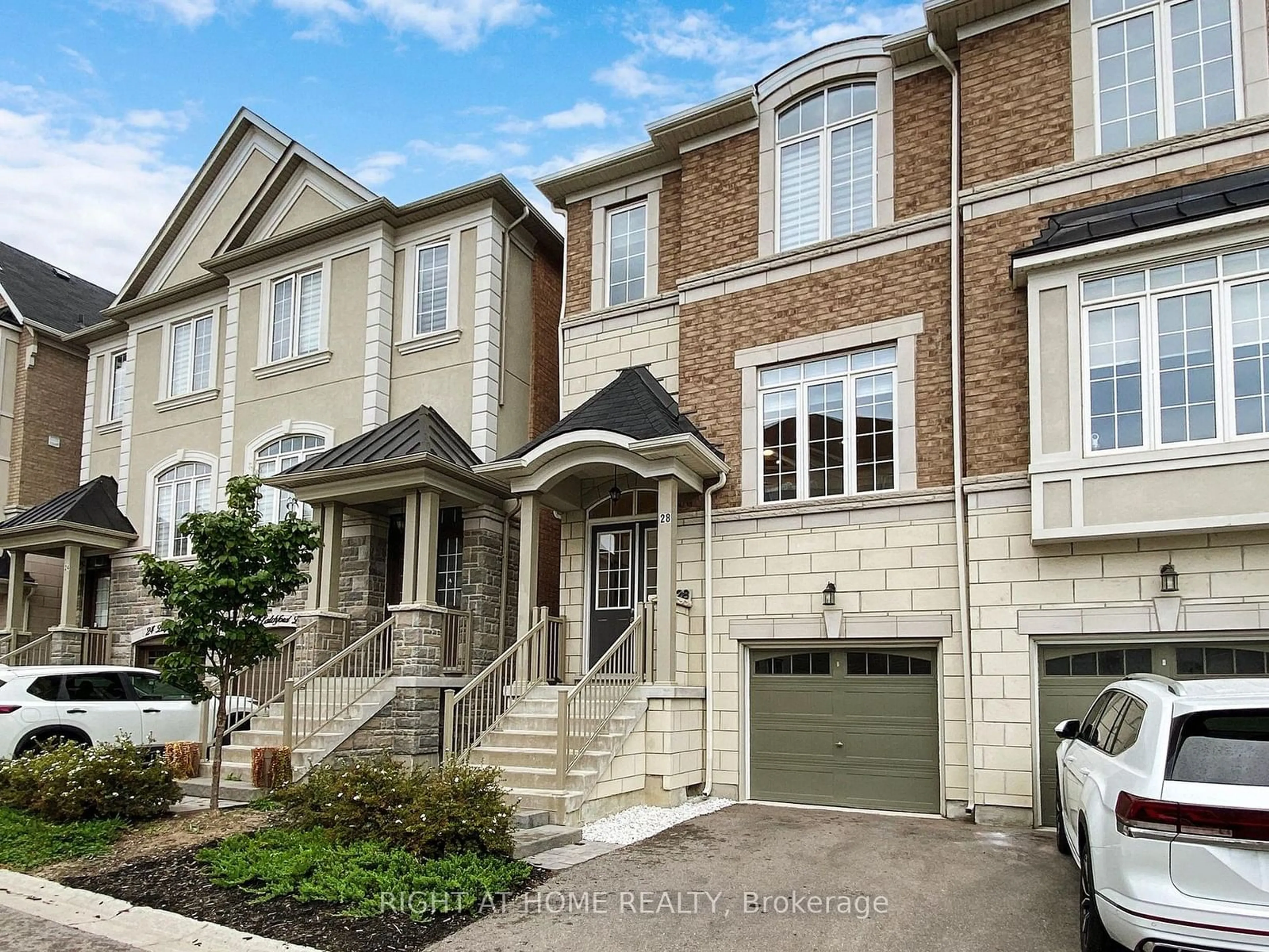 A pic from exterior of the house or condo, cottage for 28 Latchford Lane, Richmond Hill Ontario L4C 7V6