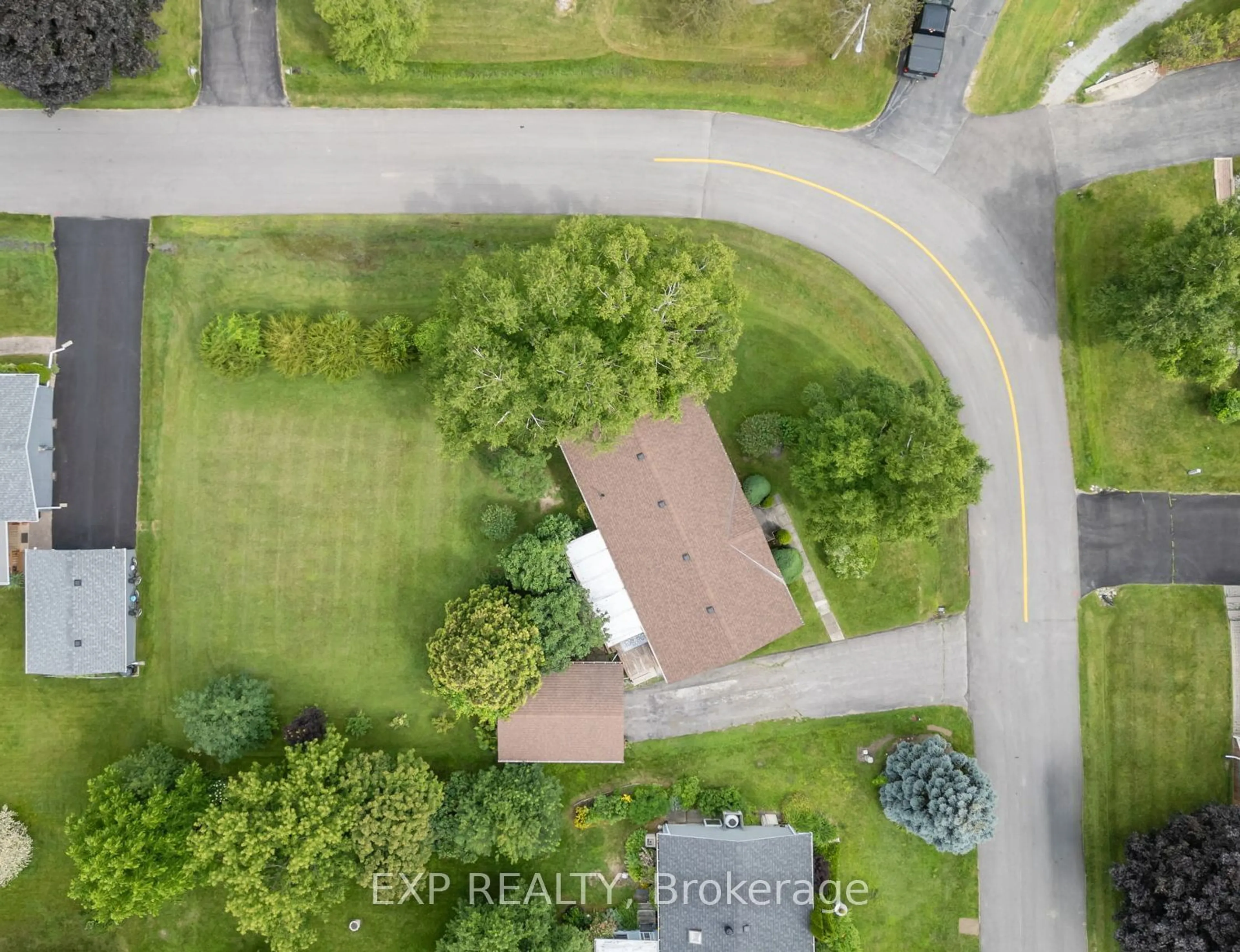 Frontside or backside of a home, the street view for 31 Kelsey Cres, Georgina Ontario L0E 1R0