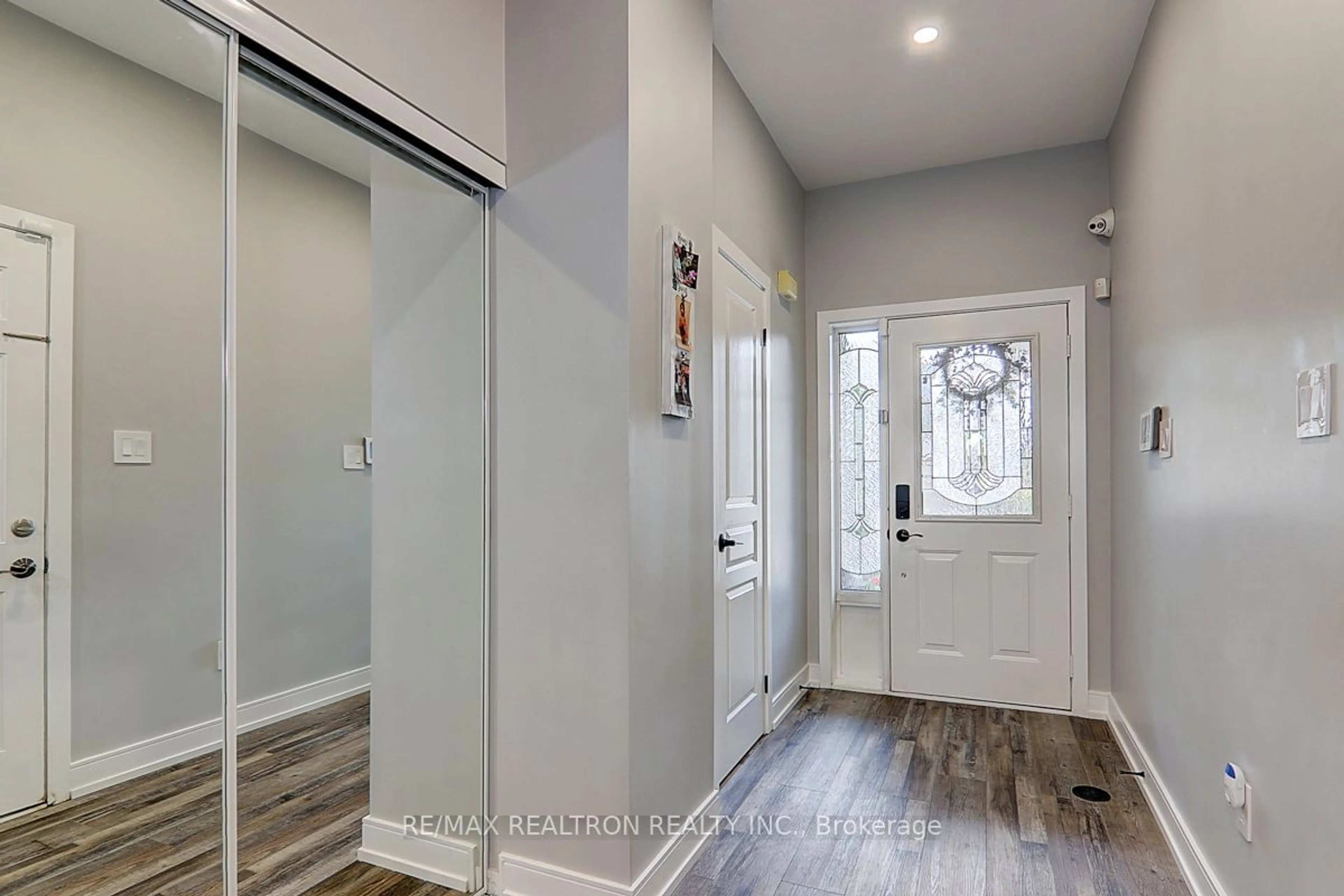 Indoor entryway, wood floors for 44 Lodgeway Dr, Vaughan Ontario L6A 3S6