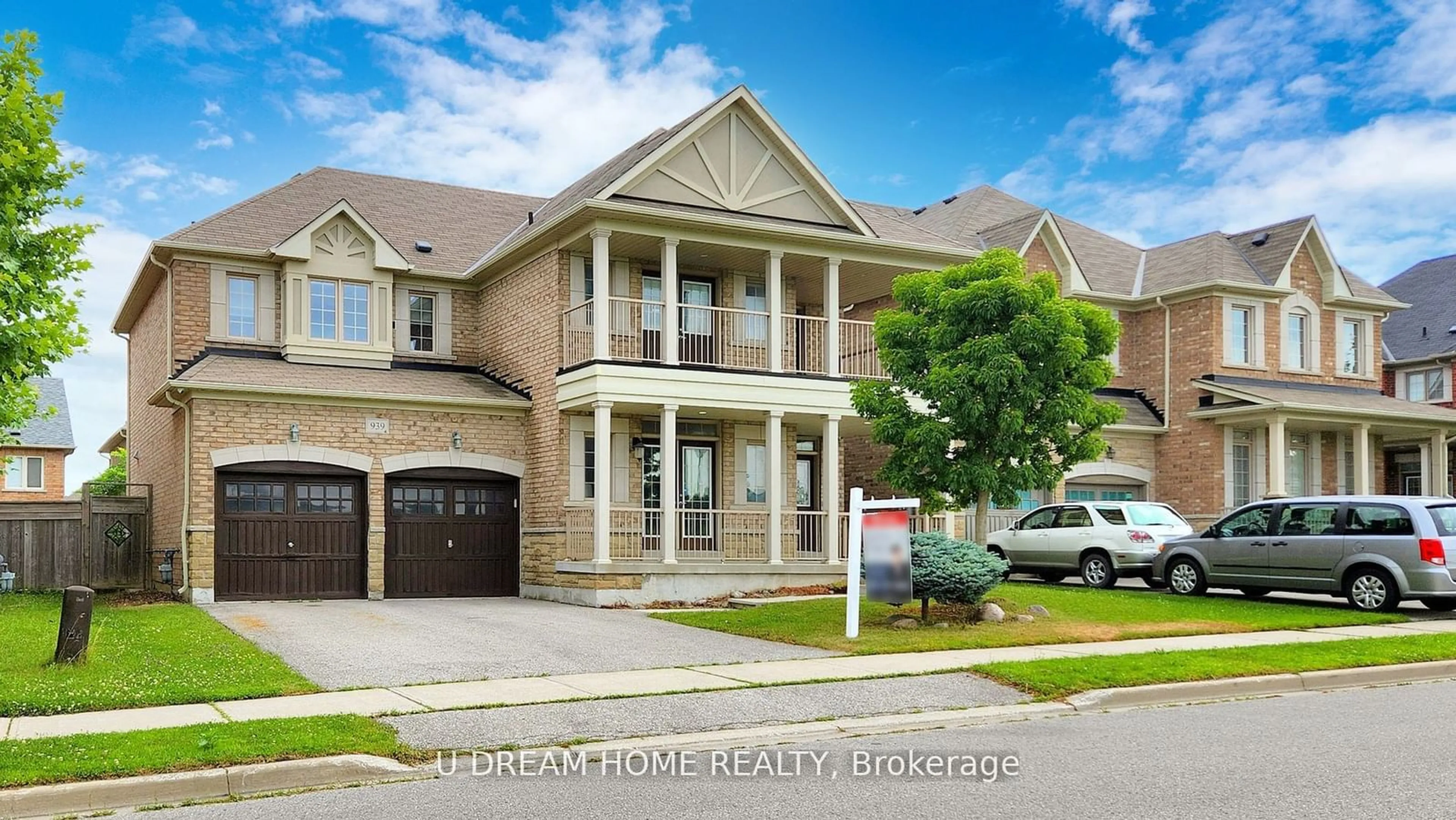 A pic from exterior of the house or condo, the street view for 939 Memorial Circ, Newmarket Ontario L3X 0B5