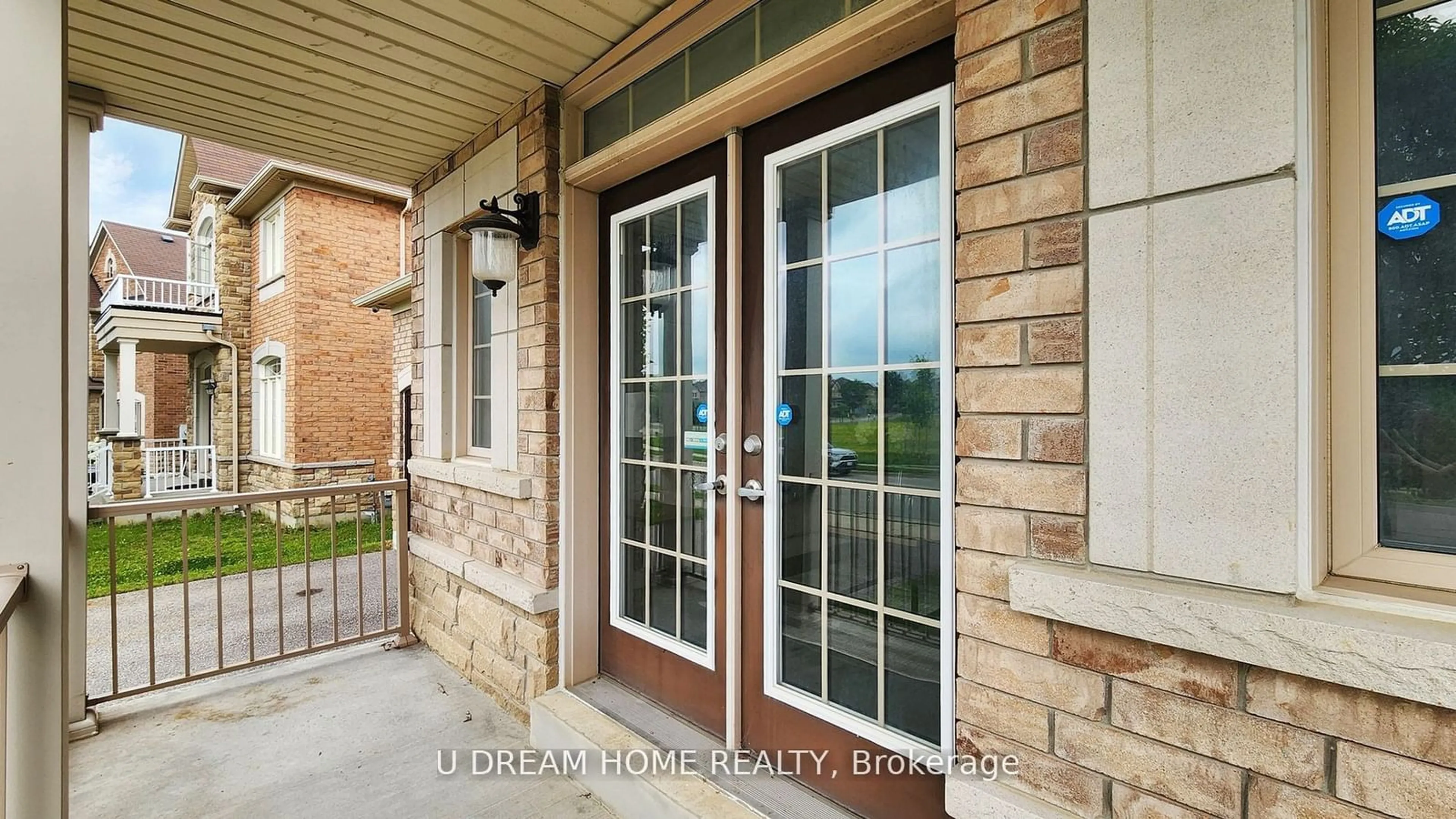 Indoor entryway, wood floors for 939 Memorial Circ, Newmarket Ontario L3X 0B5