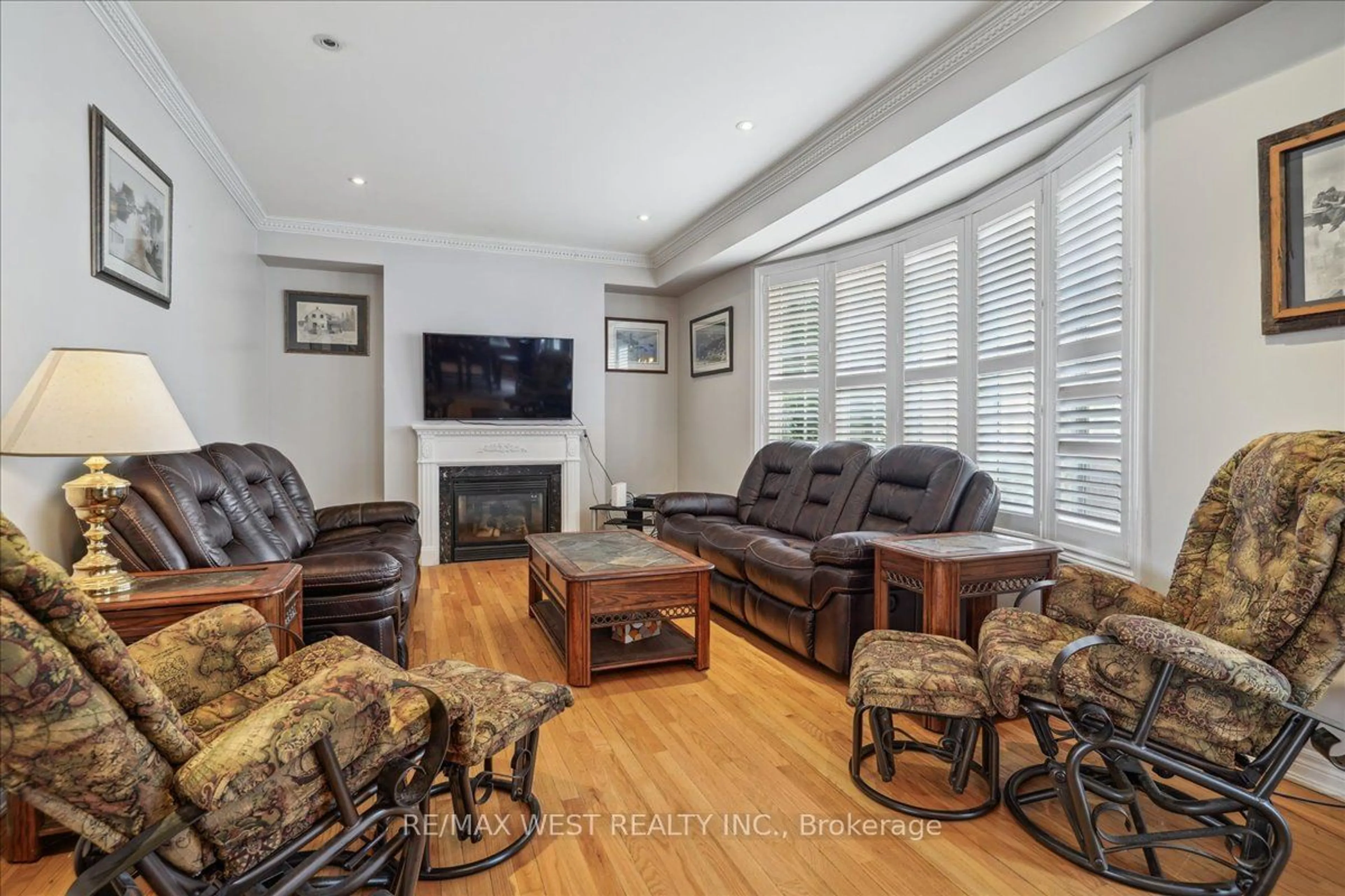 Living room with furniture, unknown for 18 Augustine Ave, Richmond Hill Ontario L4E 4X6