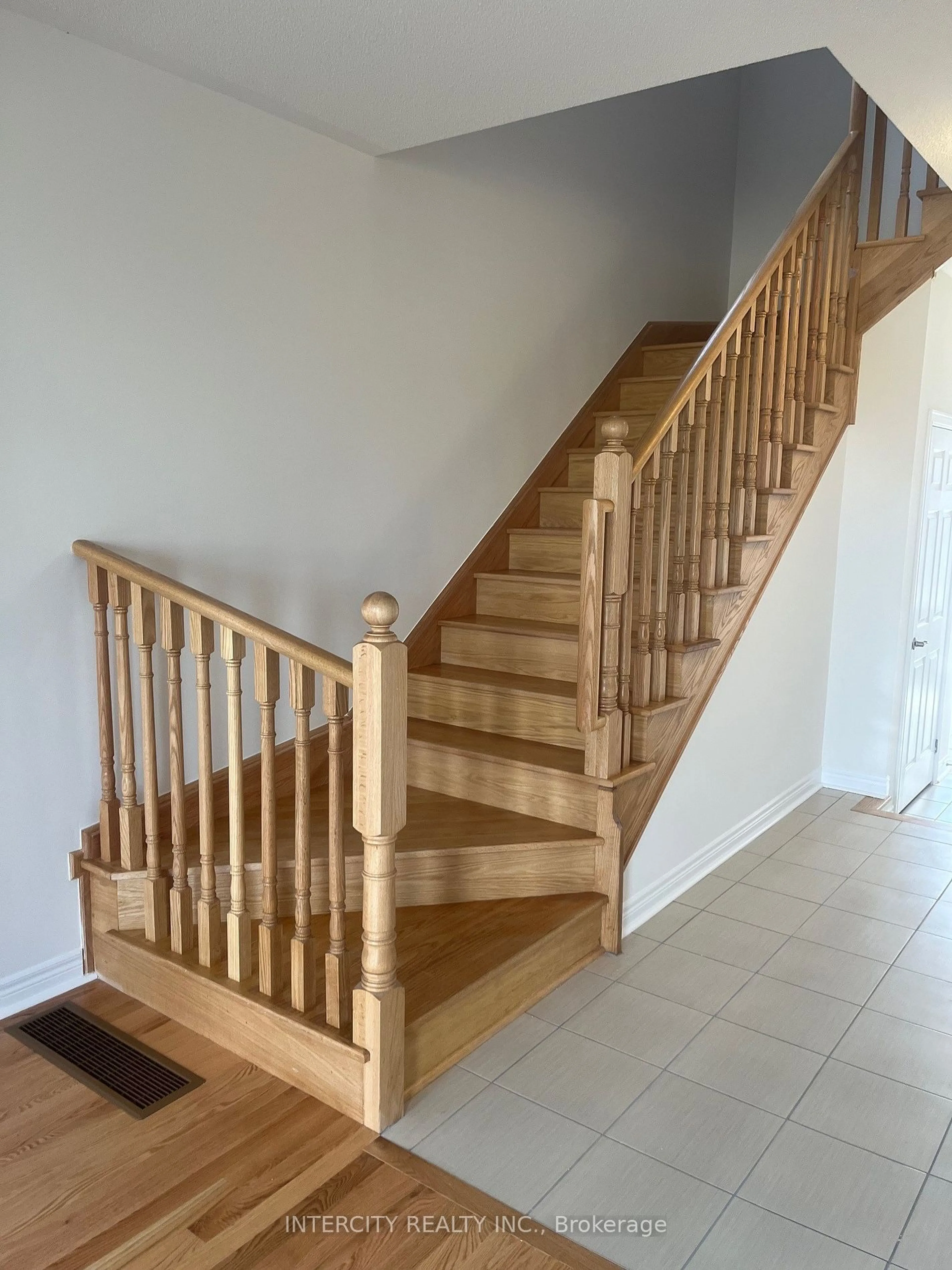 Stairs for 132 Mumbai Dr, Markham Ontario L3S 3K5