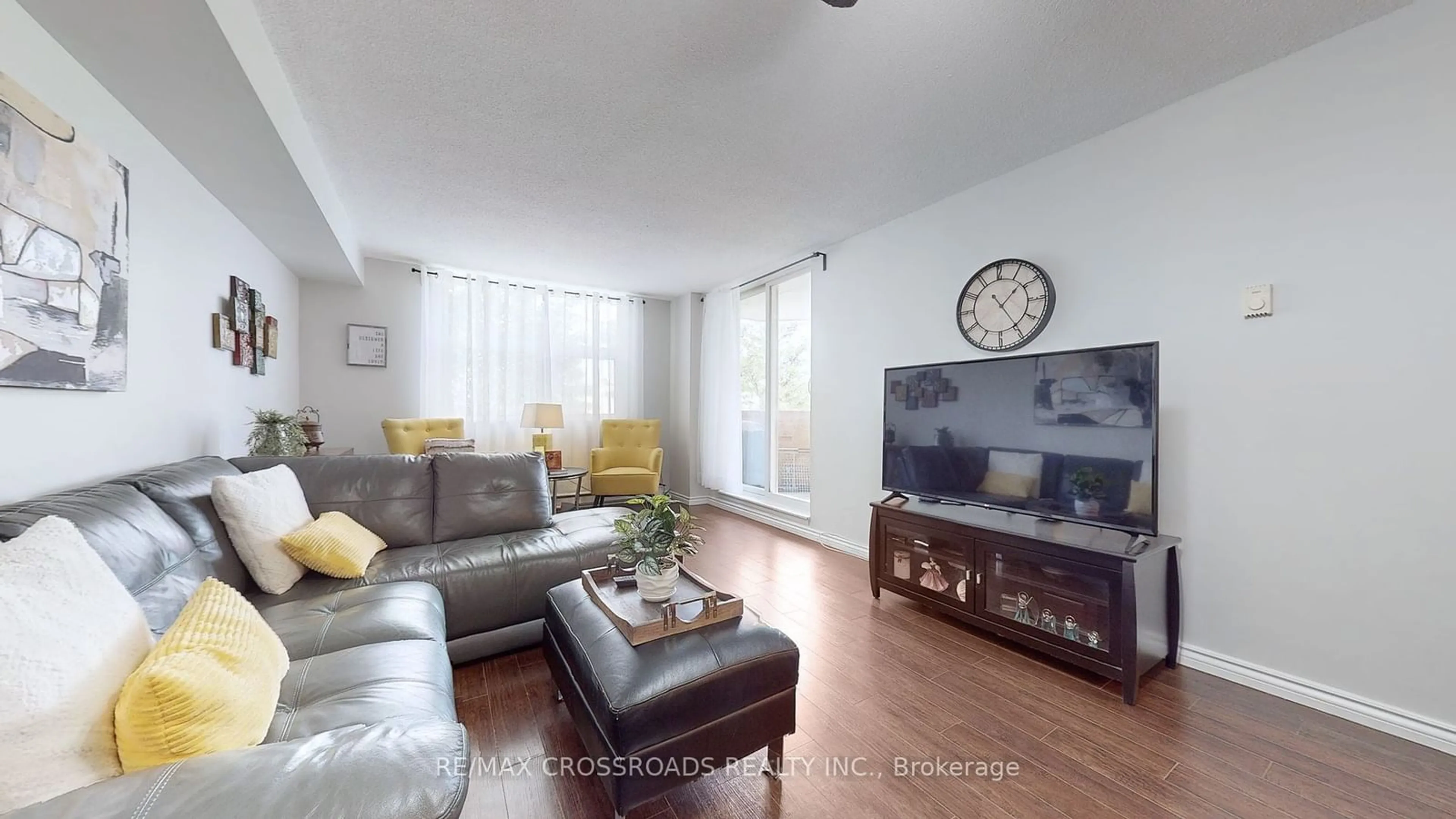 Living room, wood floors for 260 Davis Dr #313, Newmarket Ontario L3Y 7C3