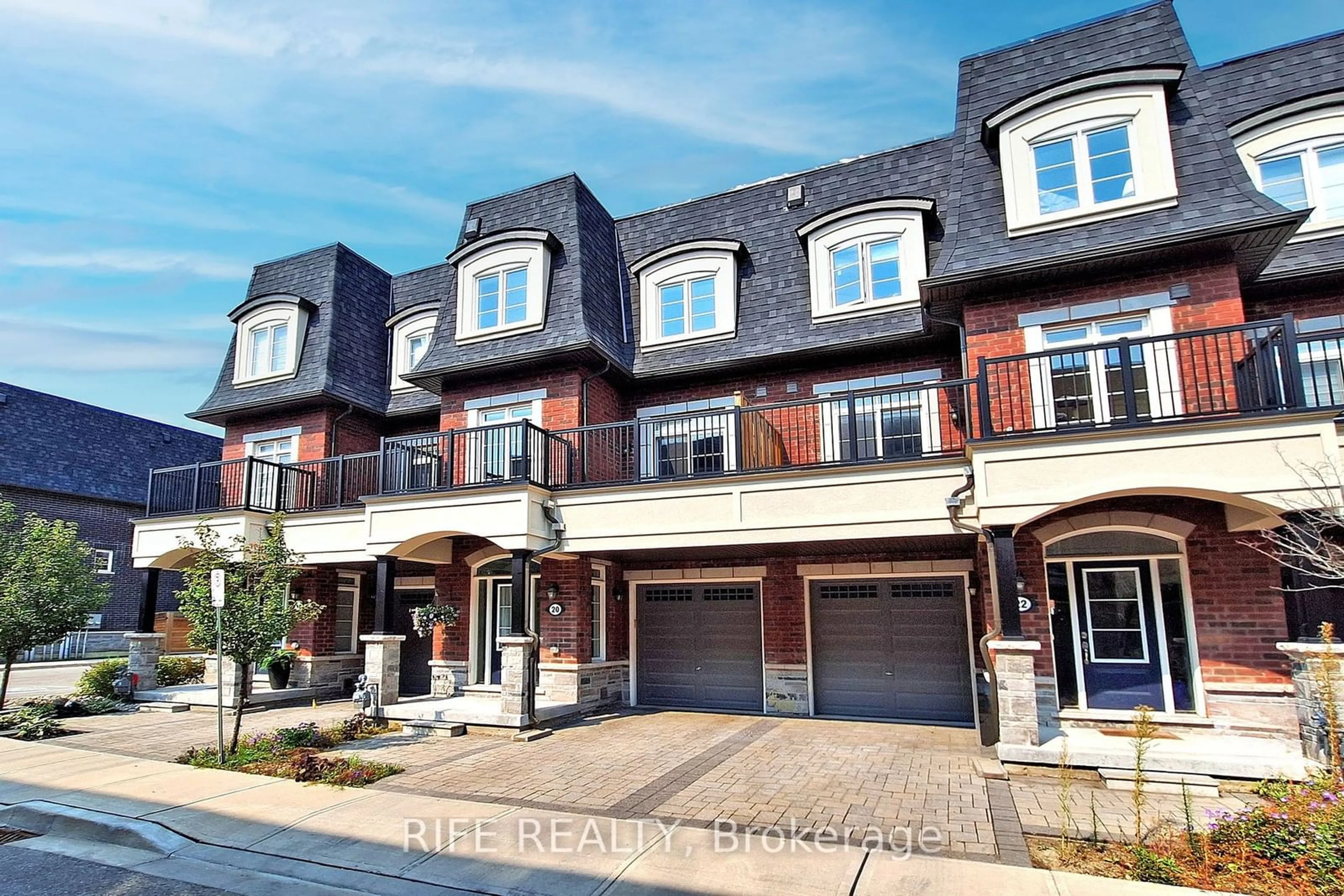 A pic from exterior of the house or condo, the street view for 20 Deep River Lane, Richmond Hill Ontario L4C 5S4