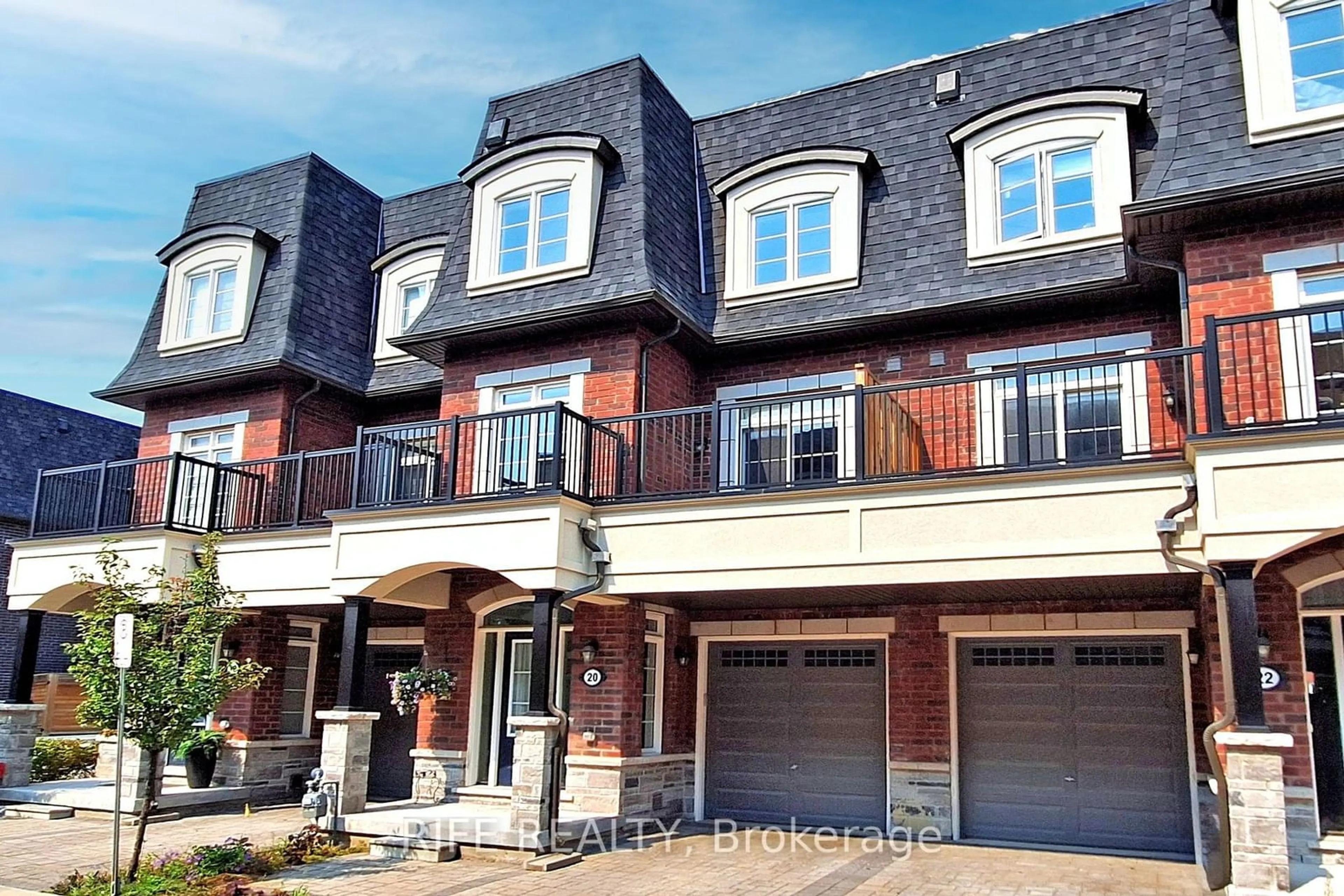 A pic from exterior of the house or condo, the street view for 20 Deep River Lane, Richmond Hill Ontario L4C 5S4