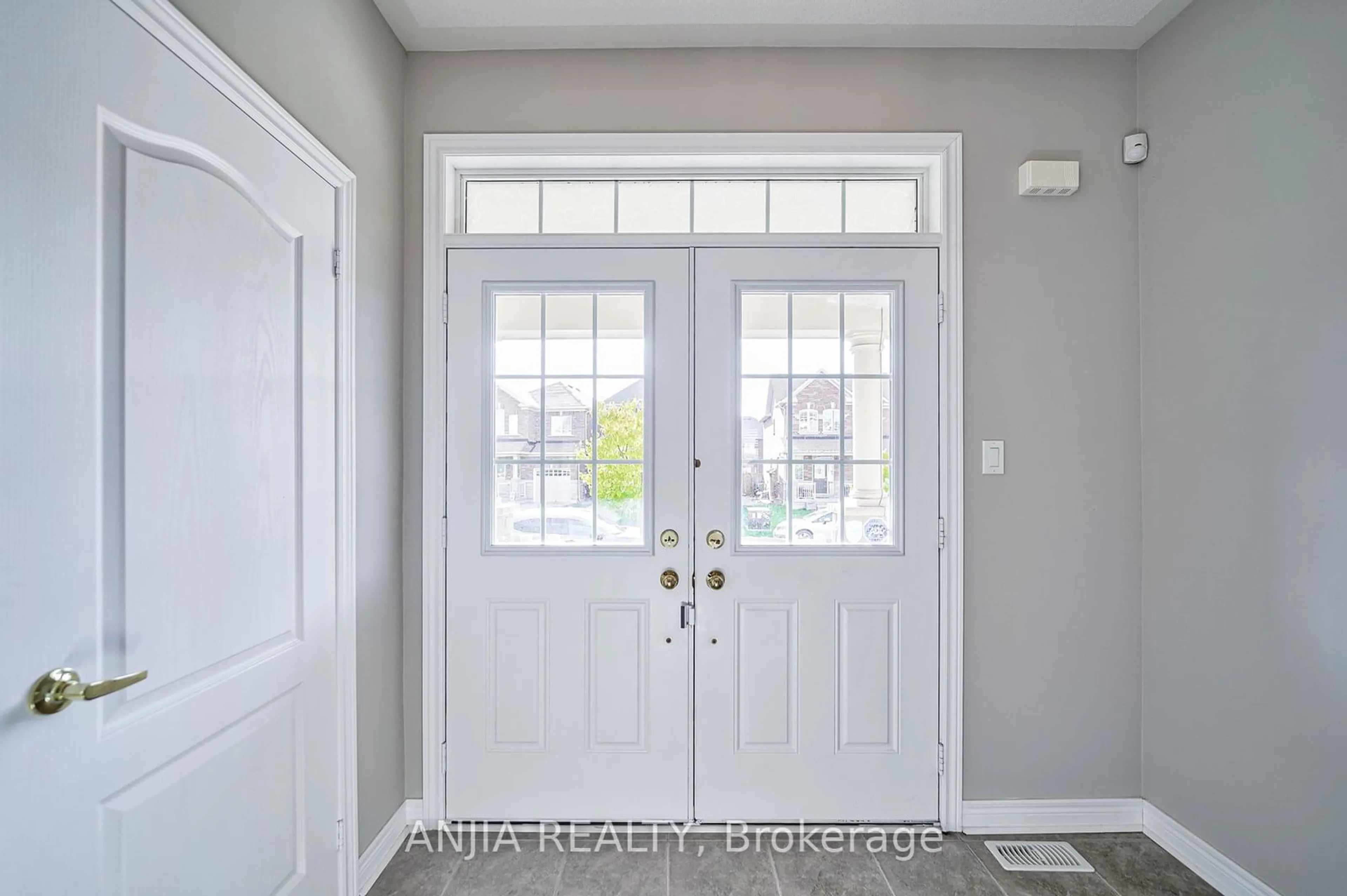 Indoor entryway, wood floors for 28 Lucida Crt, Whitchurch-Stouffville Ontario L4A 1S1