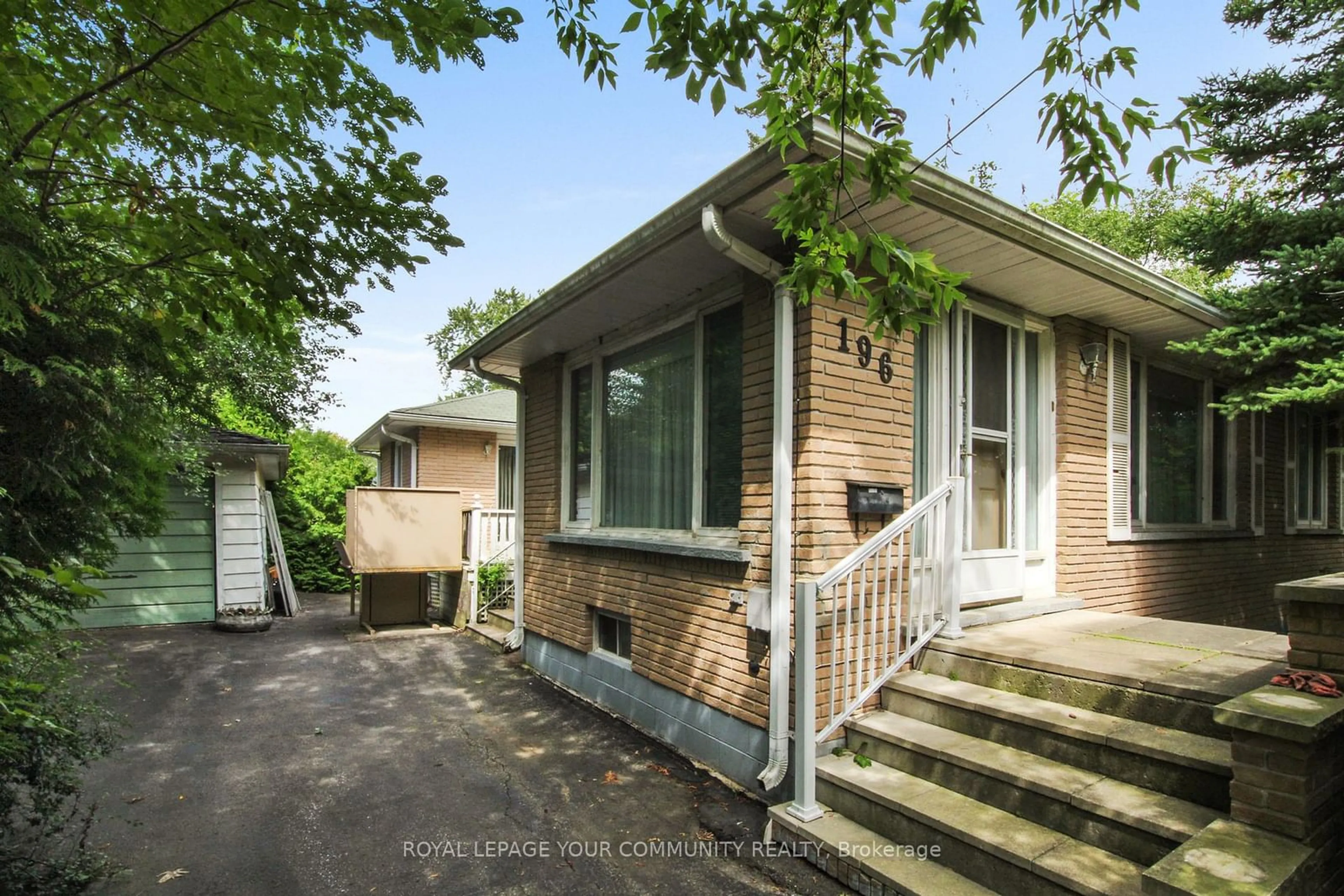 Frontside or backside of a home, cottage for 196 Pleasant Blvd, Georgina Ontario L4P 2S6