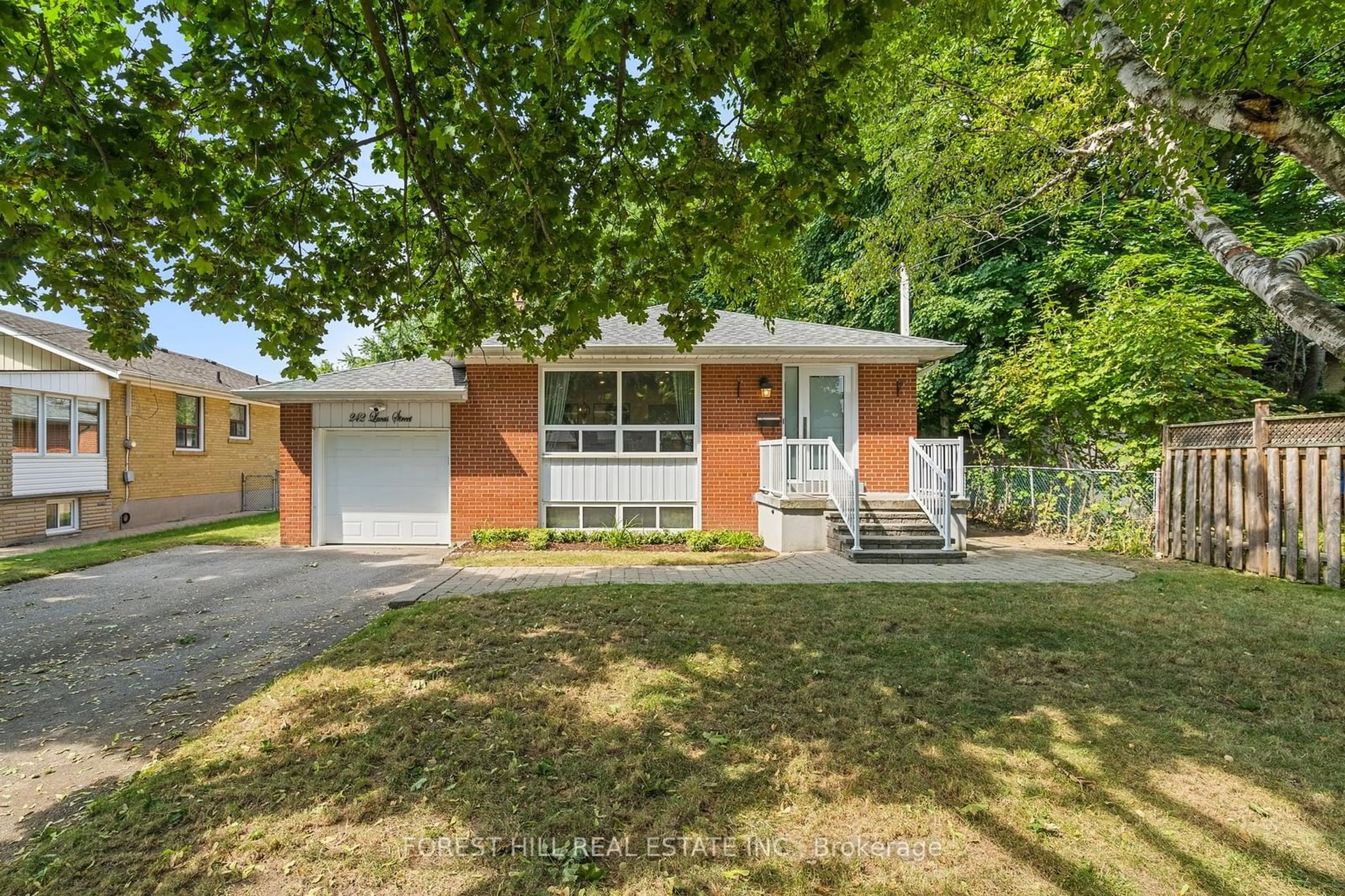 Frontside or backside of a home, cottage for 242 Lucas St, Richmond Hill Ontario L4C 4R1