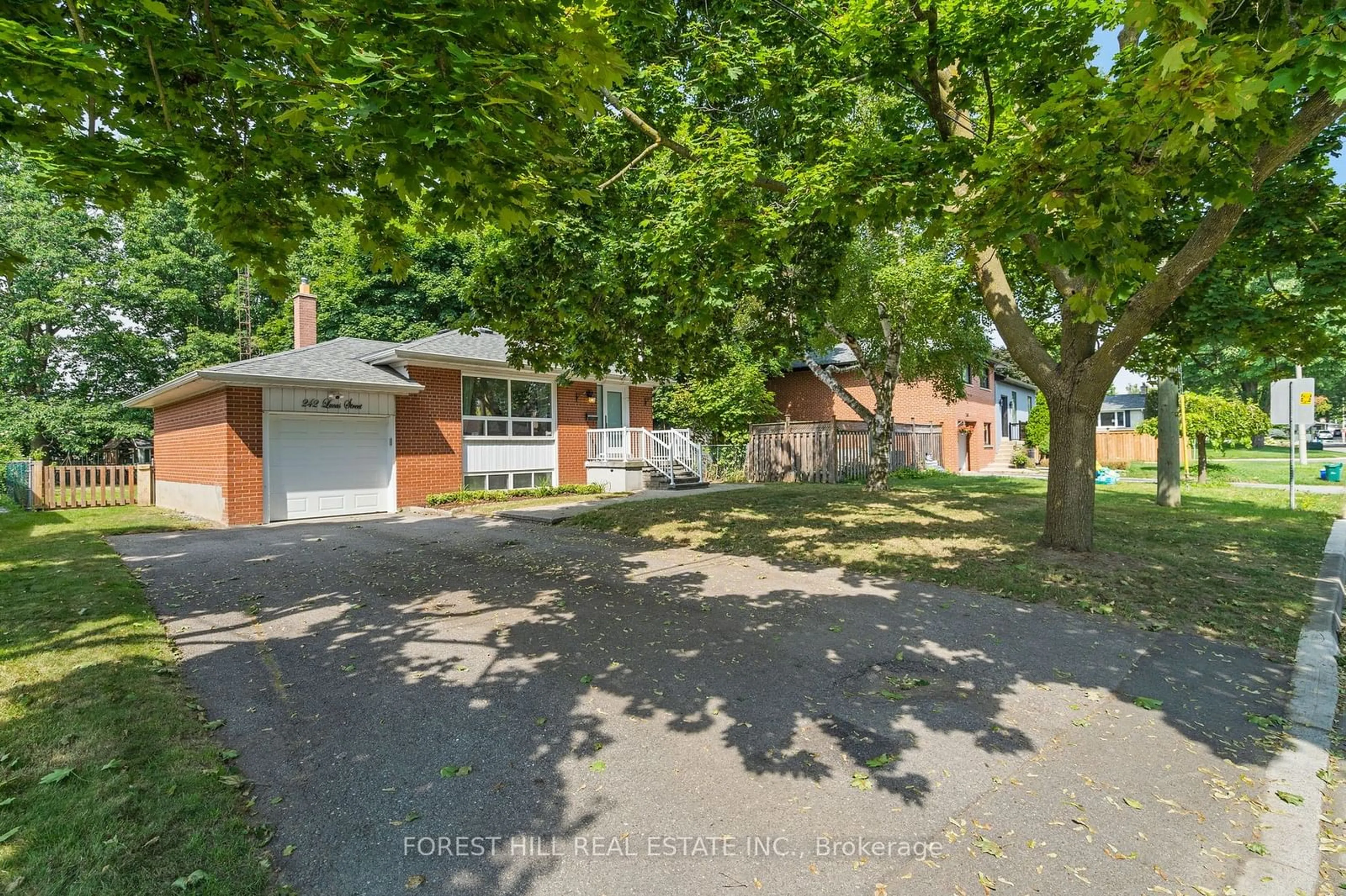 A pic from exterior of the house or condo, the street view for 242 Lucas St, Richmond Hill Ontario L4C 4R1