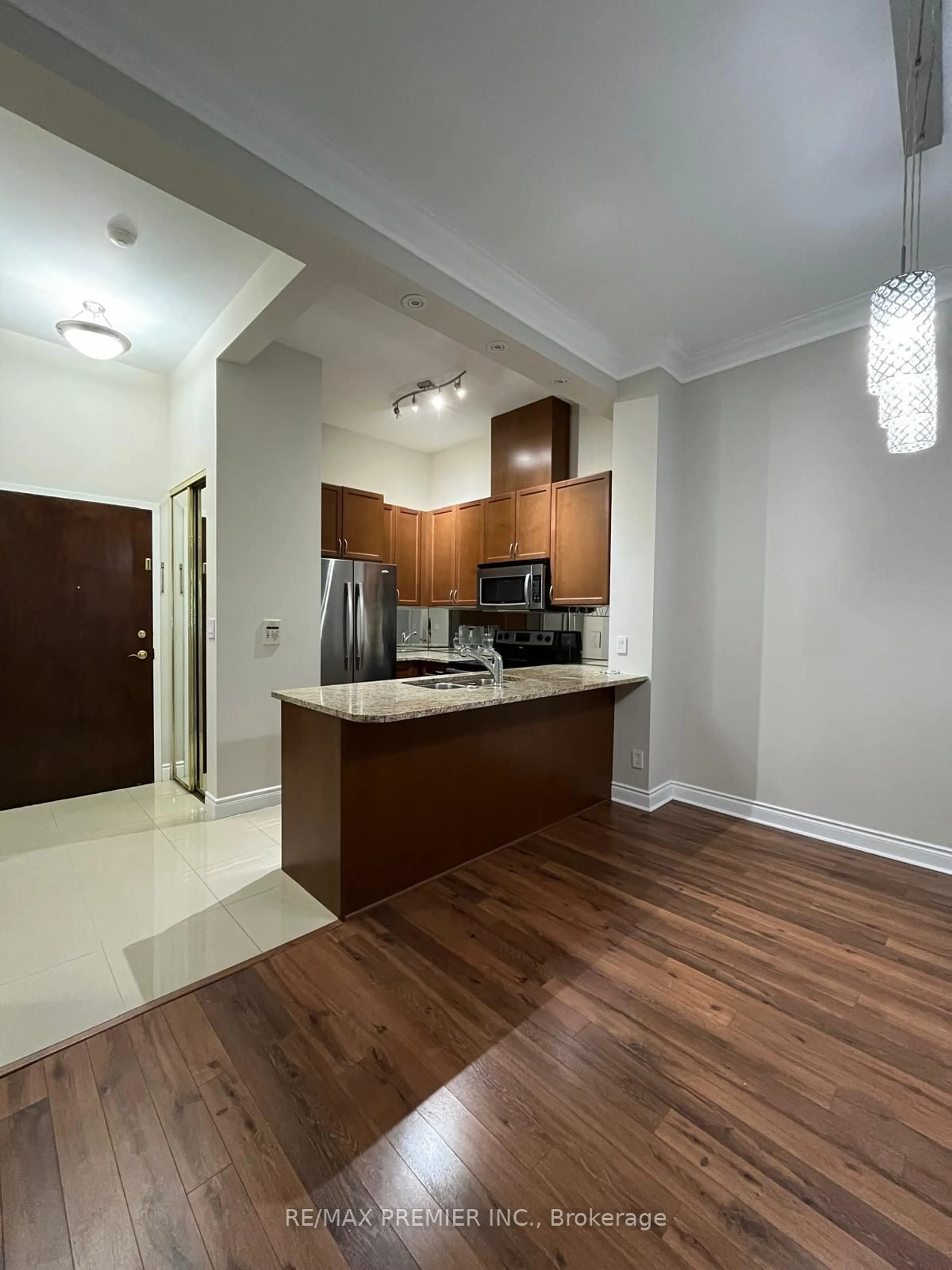 Standard kitchen for 88 Promenade Circ #102, Vaughan Ontario L4J 9A4