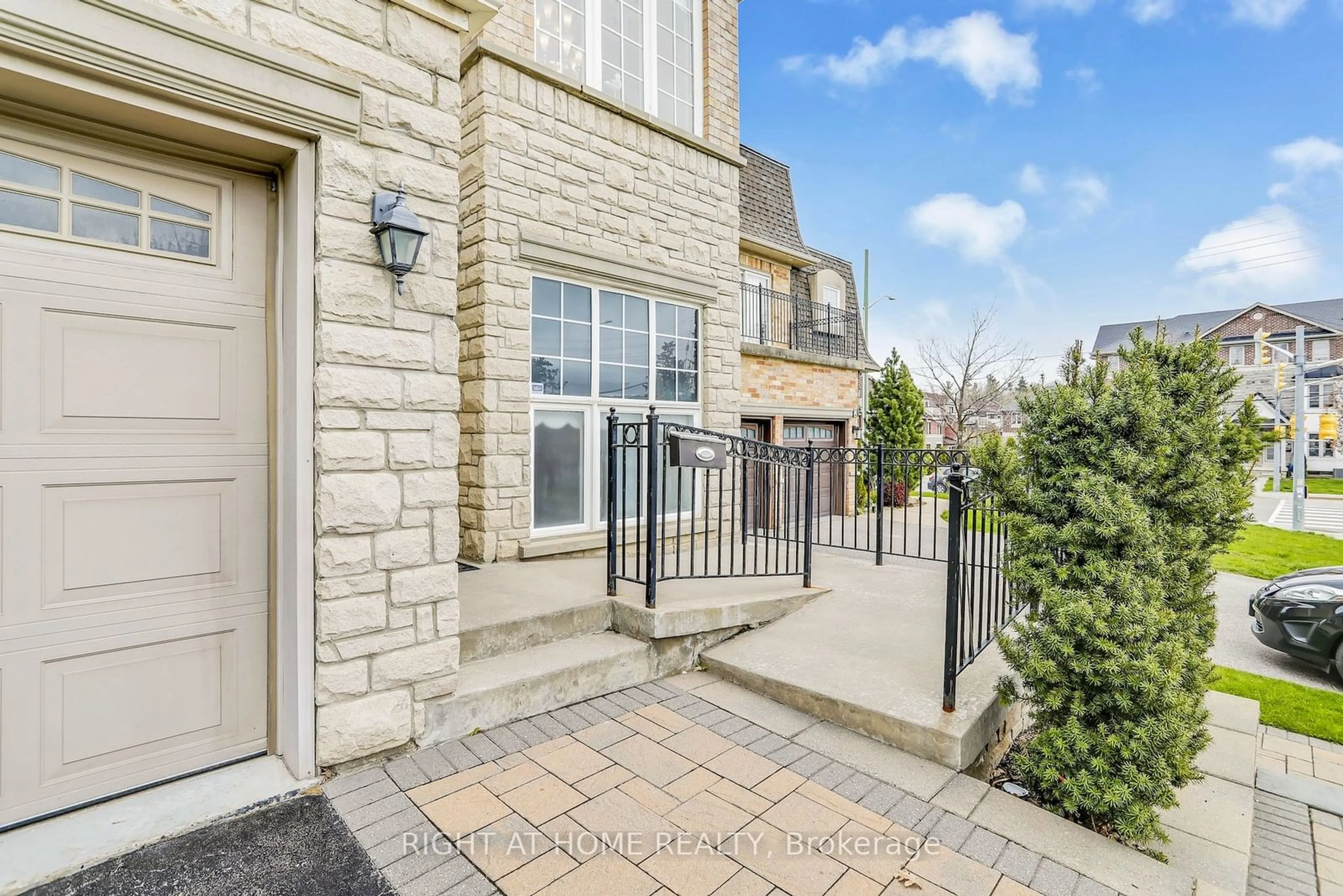 A pic from exterior of the house or condo, the street view for 6 Hayhoe Lane, Vaughan Ontario L4L 0A9