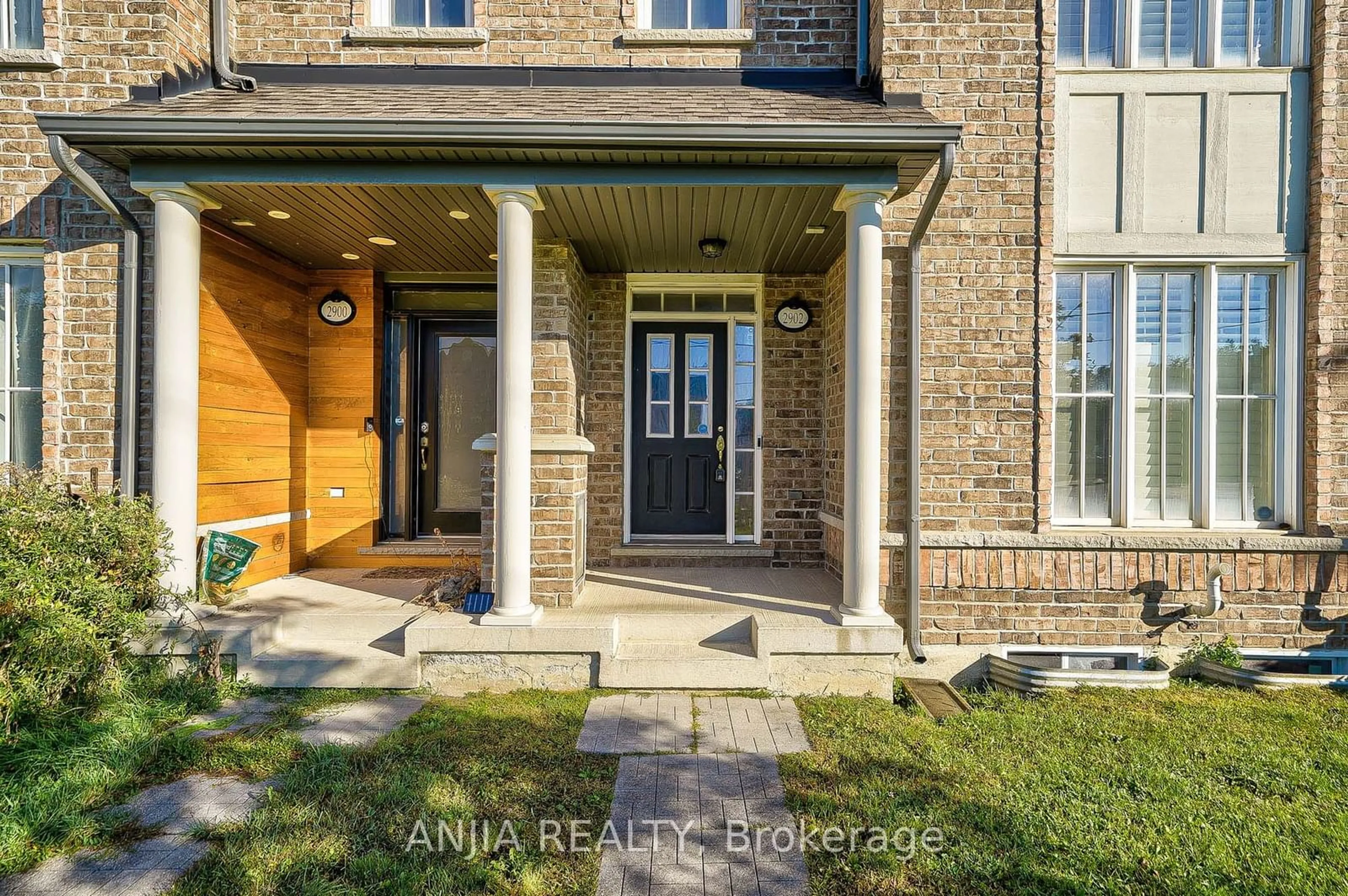 Indoor entryway, wood floors for 2902 Elgin Mills Rd, Markham Ontario L6C 0E5