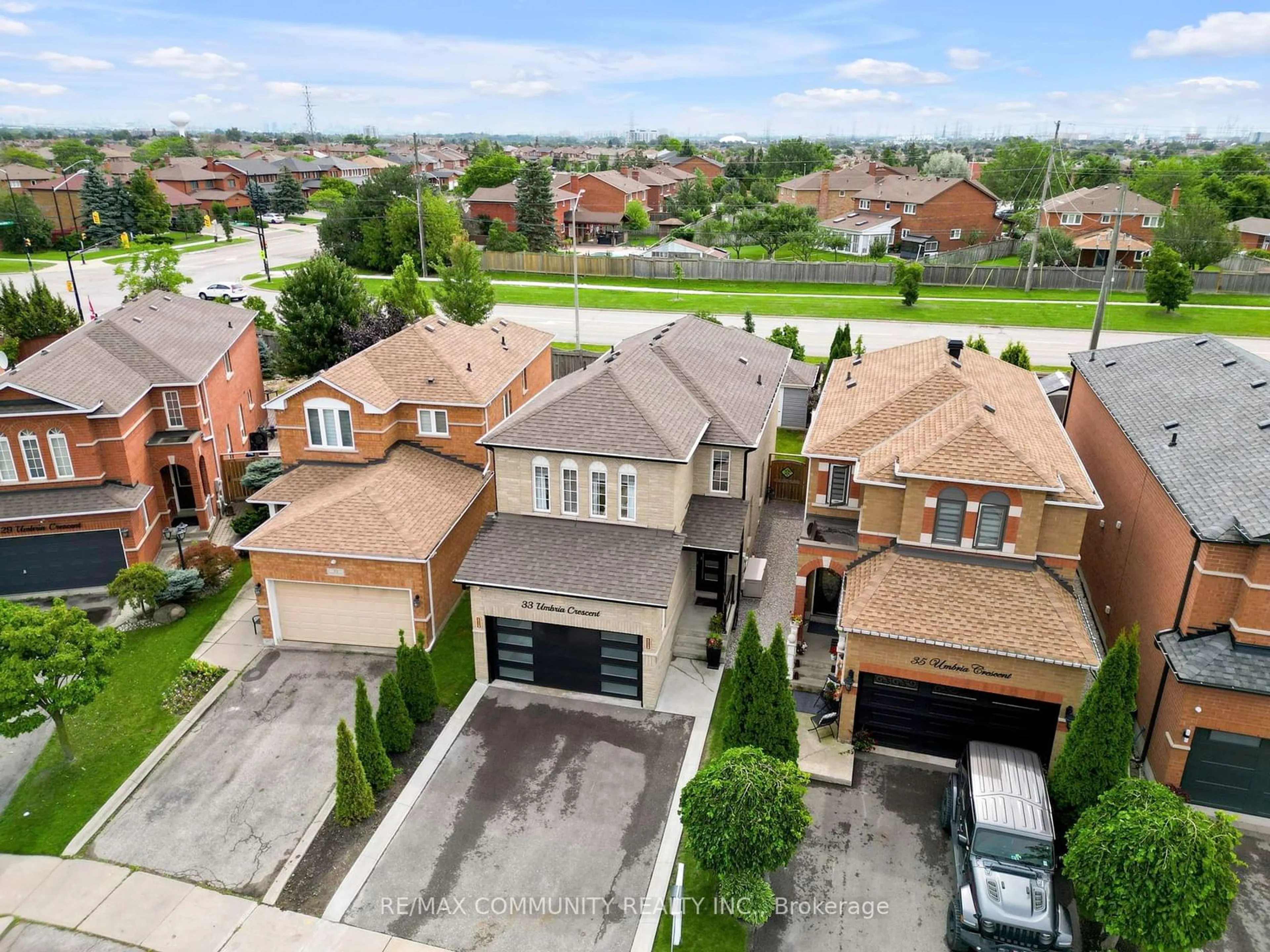 Frontside or backside of a home, the street view for 33 Umbria Cres, Vaughan Ontario L4H 2E1