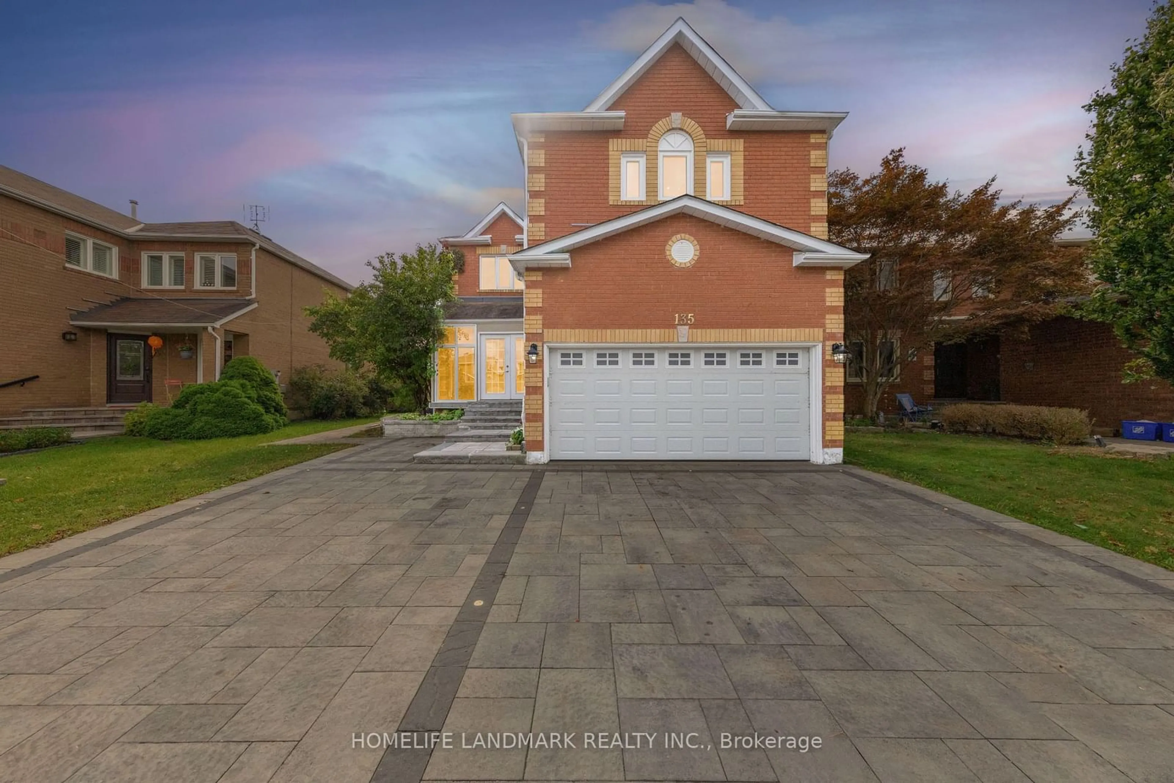 Frontside or backside of a home, the street view for 135 Bernard Ave, Richmond Hill Ontario L4C 9Z6