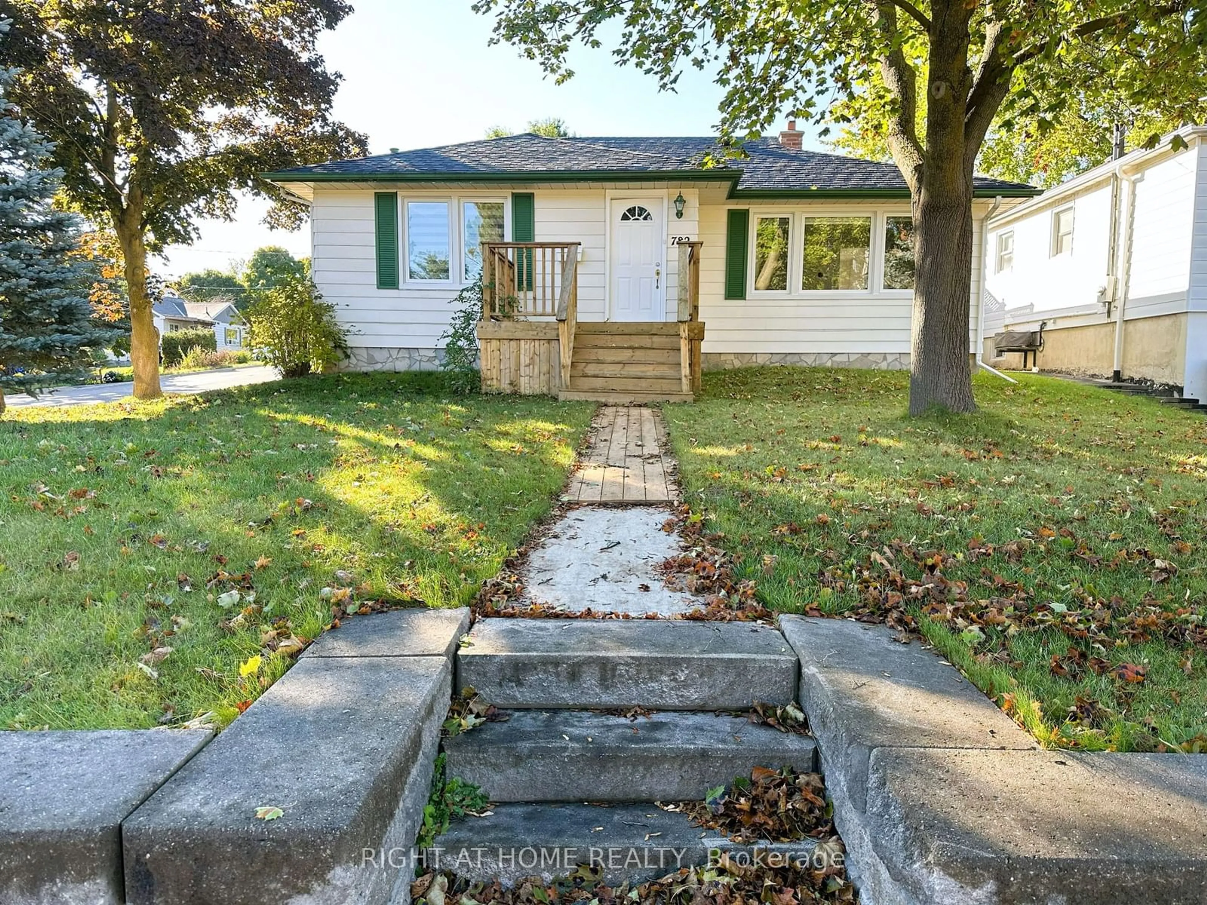 Frontside or backside of a home, cottage for 782 Gorham St, Newmarket Ontario L3Y 1L6