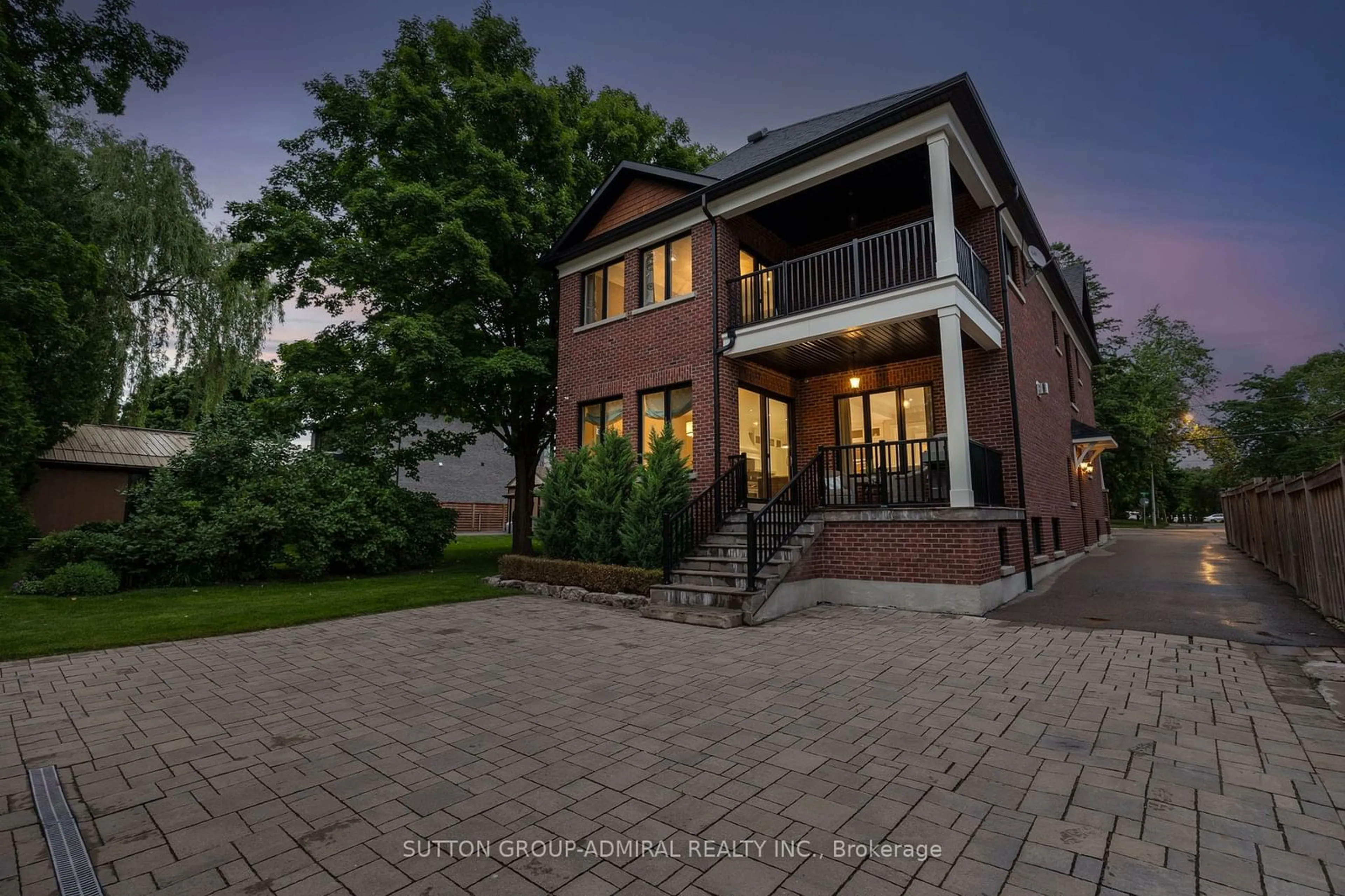 Home with brick exterior material for 114 Wood Lane, Richmond Hill Ontario L4C 4W1