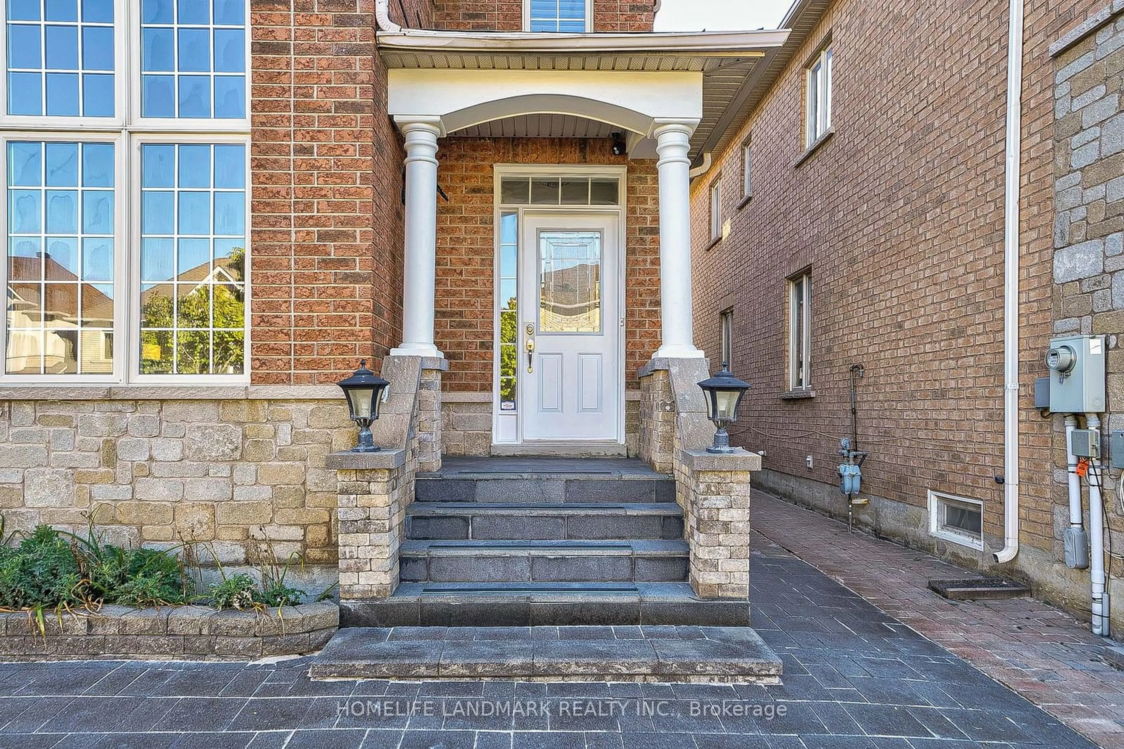 Indoor entryway, carpet floors for 86 Heathfield Ave, Markham Ontario L6C 3C1