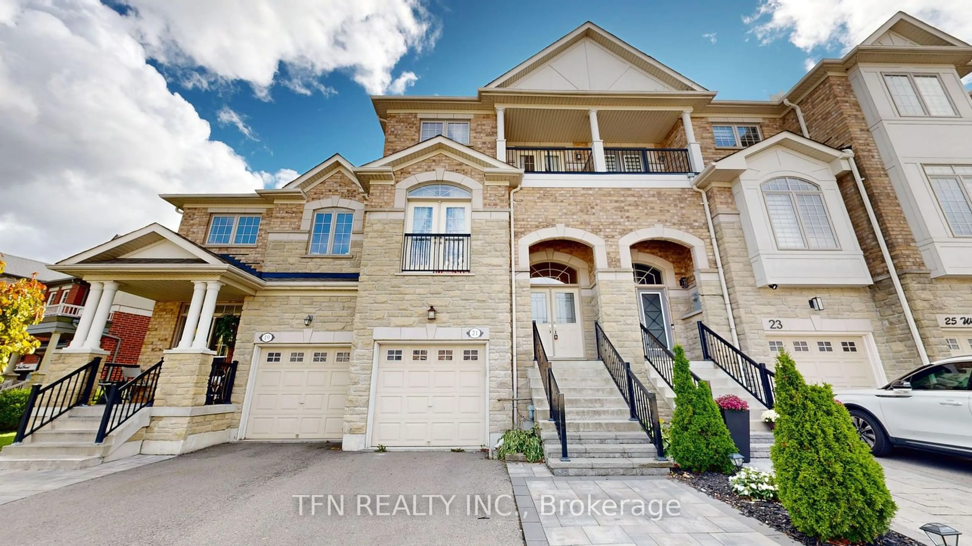 A pic from exterior of the house or condo, the street view for 21 Wolf Creek Cres, Vaughan Ontario L6A 4C6