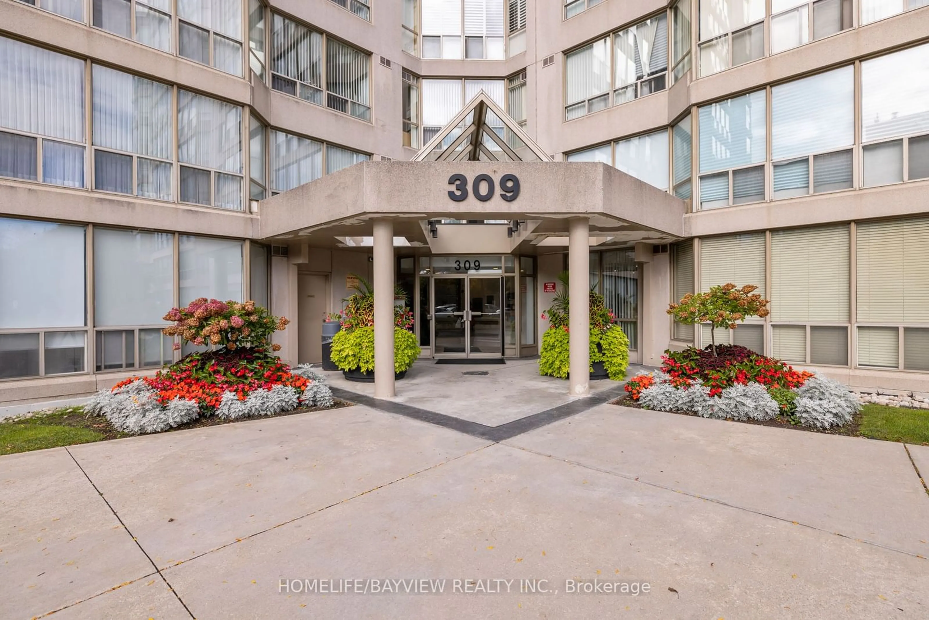 Indoor foyer for 309 Major Mackenzie Dr #411, Richmond Hill Ontario L4C 9V5