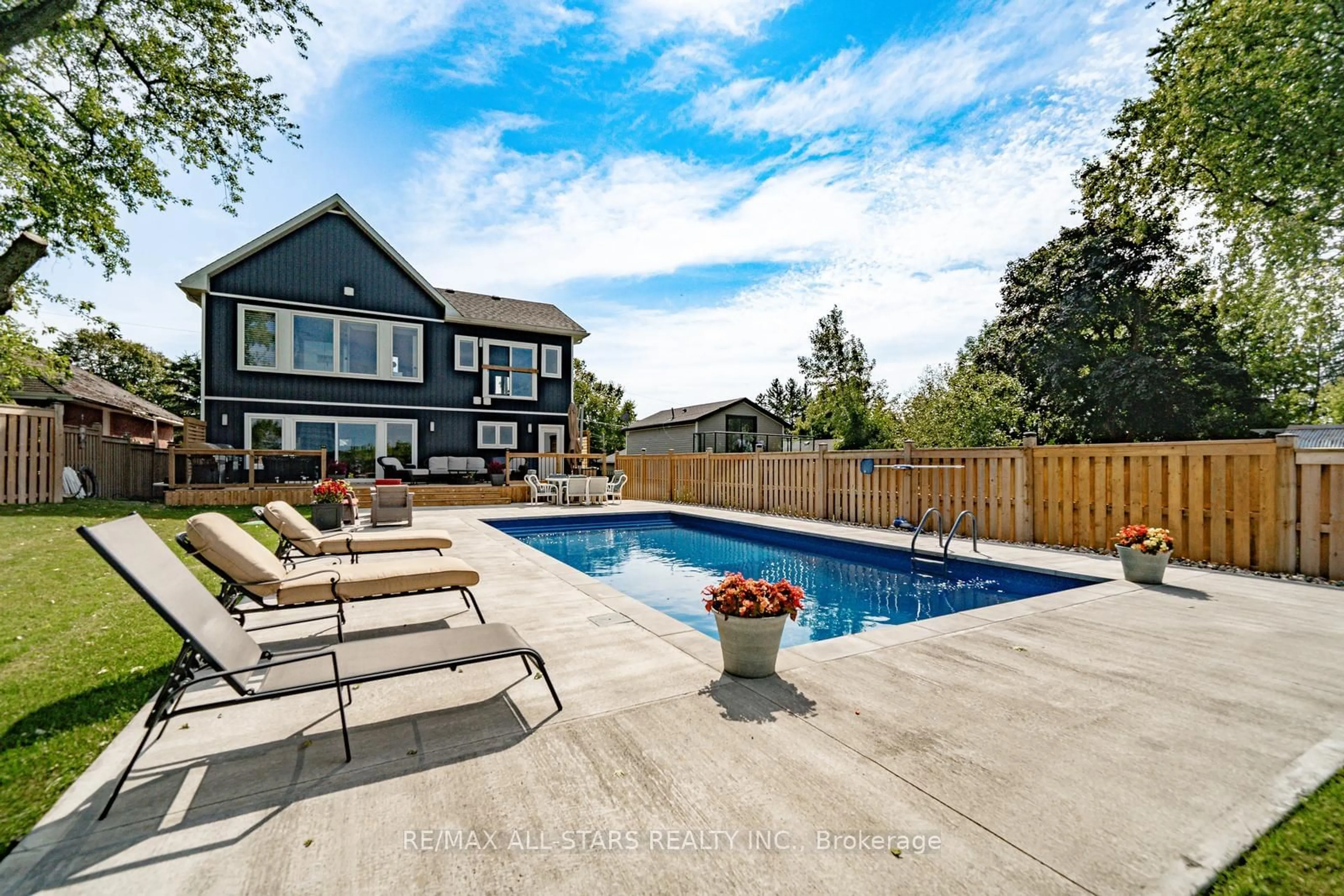 Indoor or outdoor pool for 22 Mitchell Ave, Whitchurch-Stouffville Ontario L4A 2X9