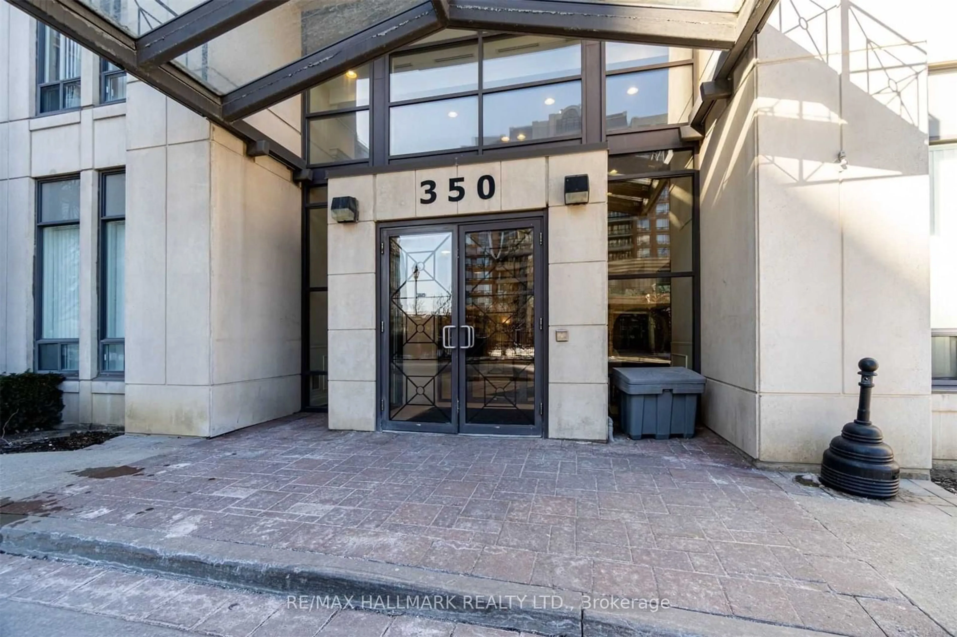 Indoor foyer for 350 Red Maple Rd #604, Richmond Hill Ontario L4C 0T5