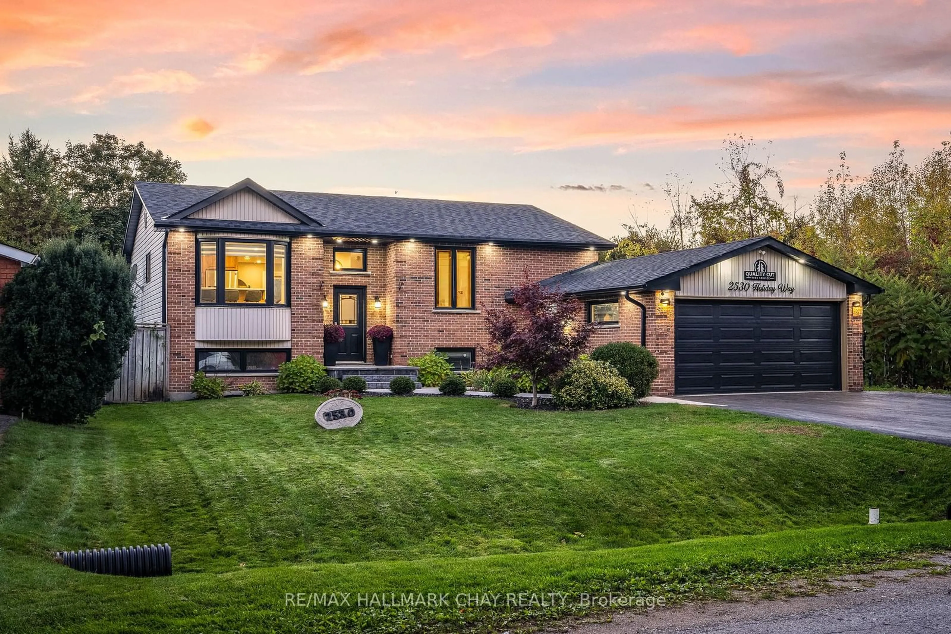 Home with brick exterior material for 2530 Holiday Way, Innisfil Ontario L9S 2H4