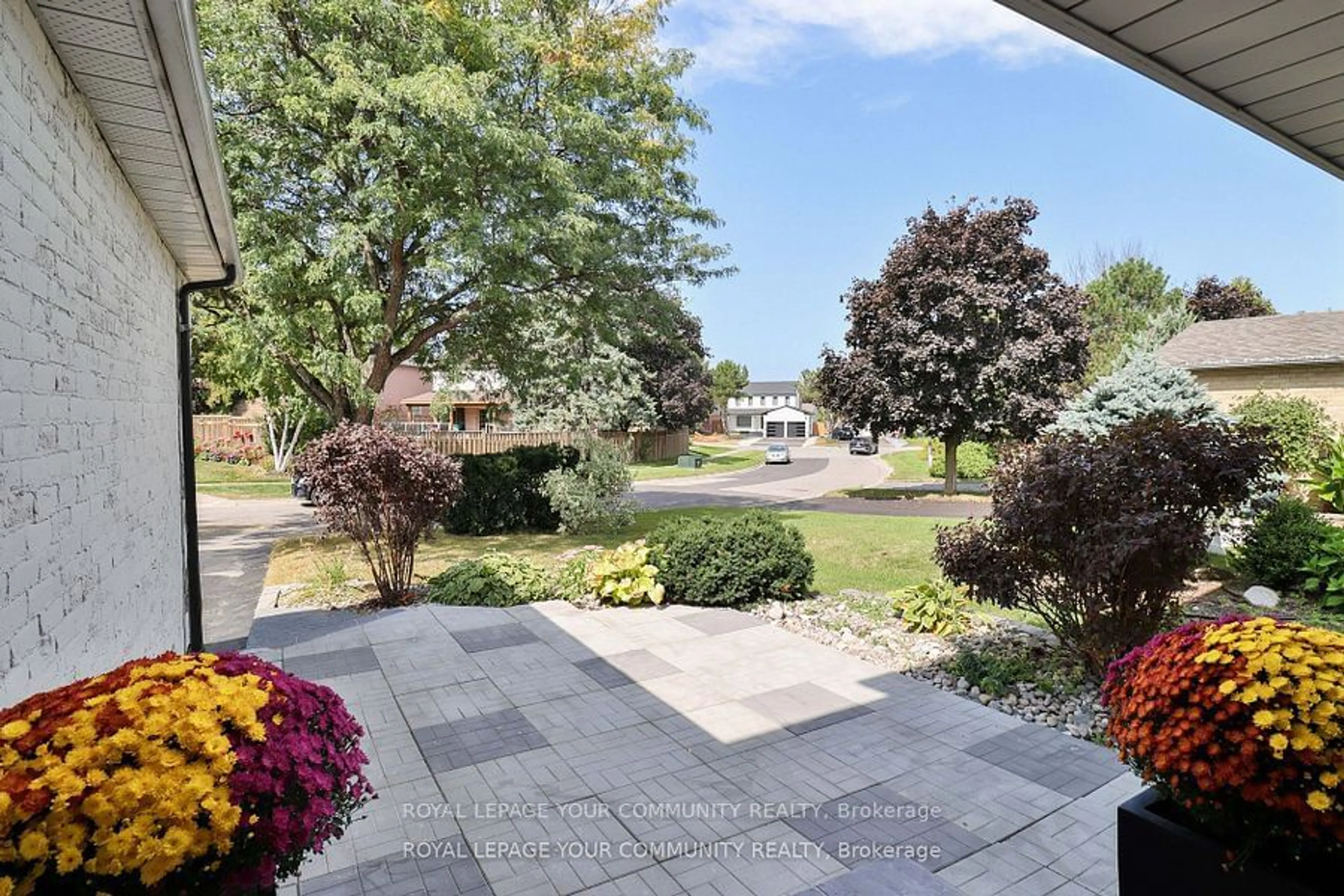 Patio, the street view for 7 Underhill Cres, Aurora Ontario L4G 5S2