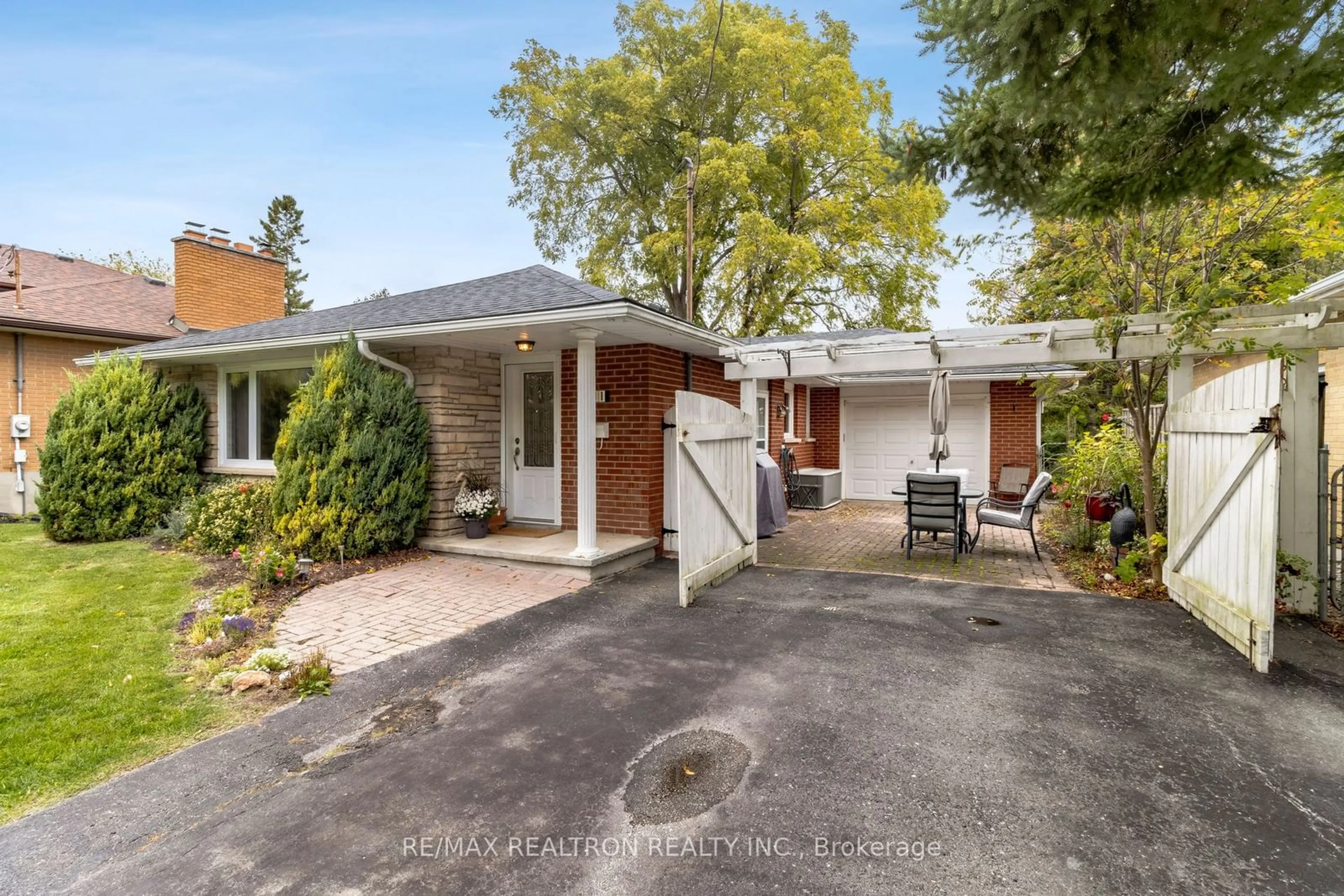 Frontside or backside of a home, cottage for 111 Avenue Rd, Newmarket Ontario L3Y 1N2