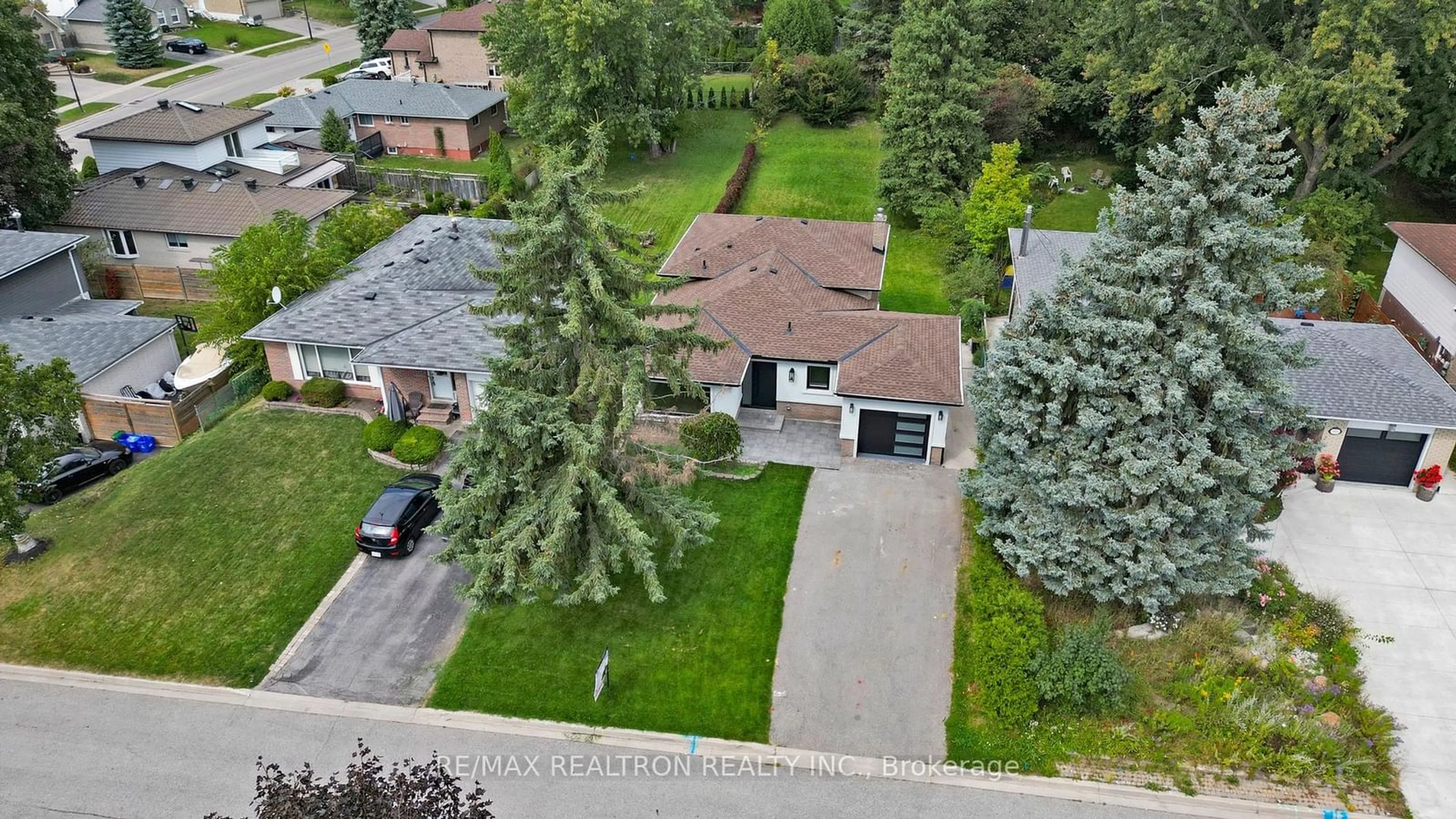 Frontside or backside of a home, the street view for 949 Wildwood Dr, Newmarket Ontario L3Y 2B4