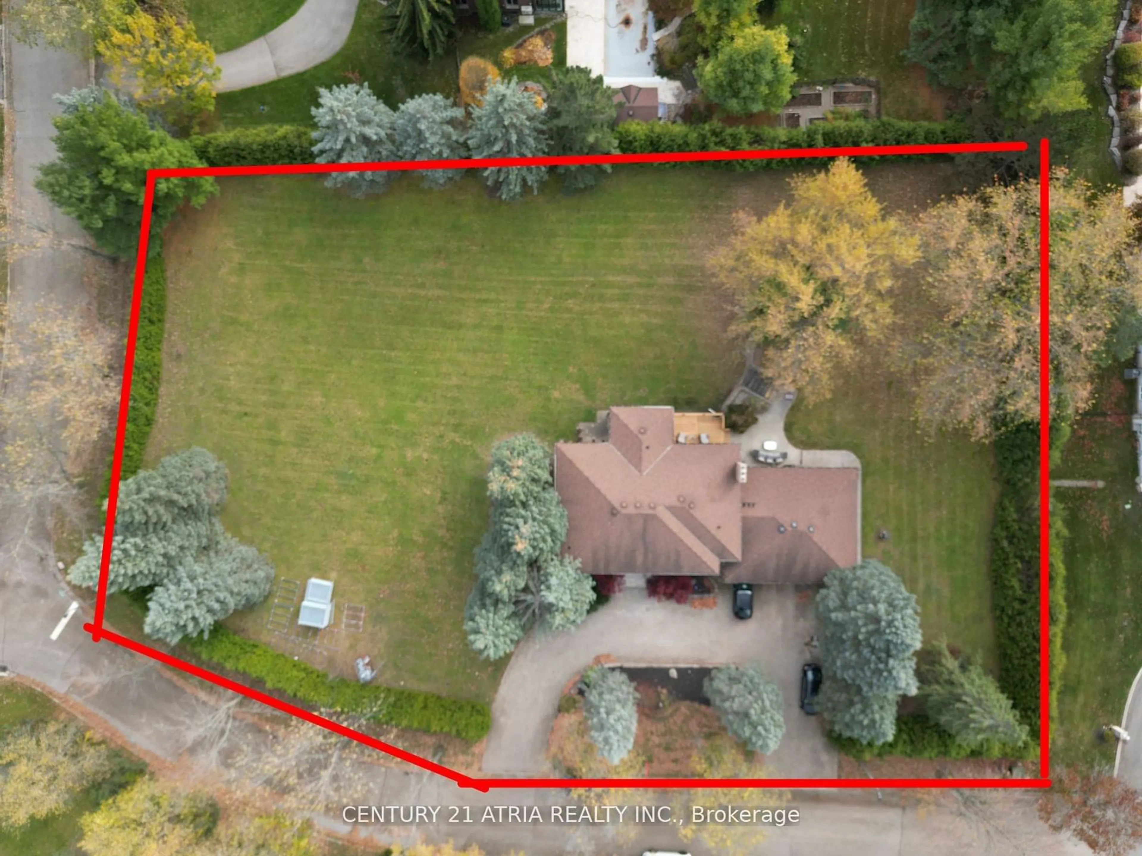 Frontside or backside of a home, the fenced backyard for 3 Deer Run Crt, Richmond Hill Ontario L4E 3M1