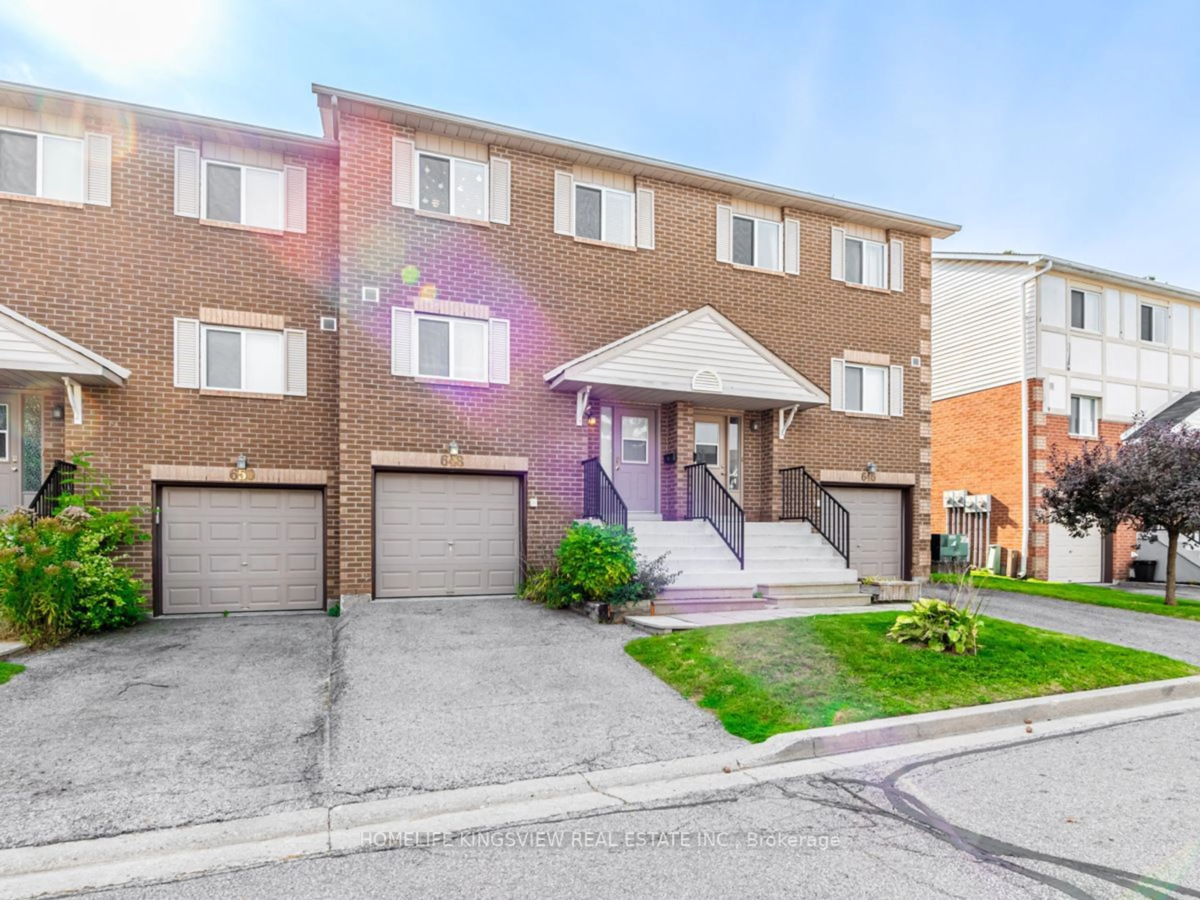 A pic from exterior of the house or condo, the street view for 648 Gibney Cres #33, Newmarket Ontario L3X 1Y1