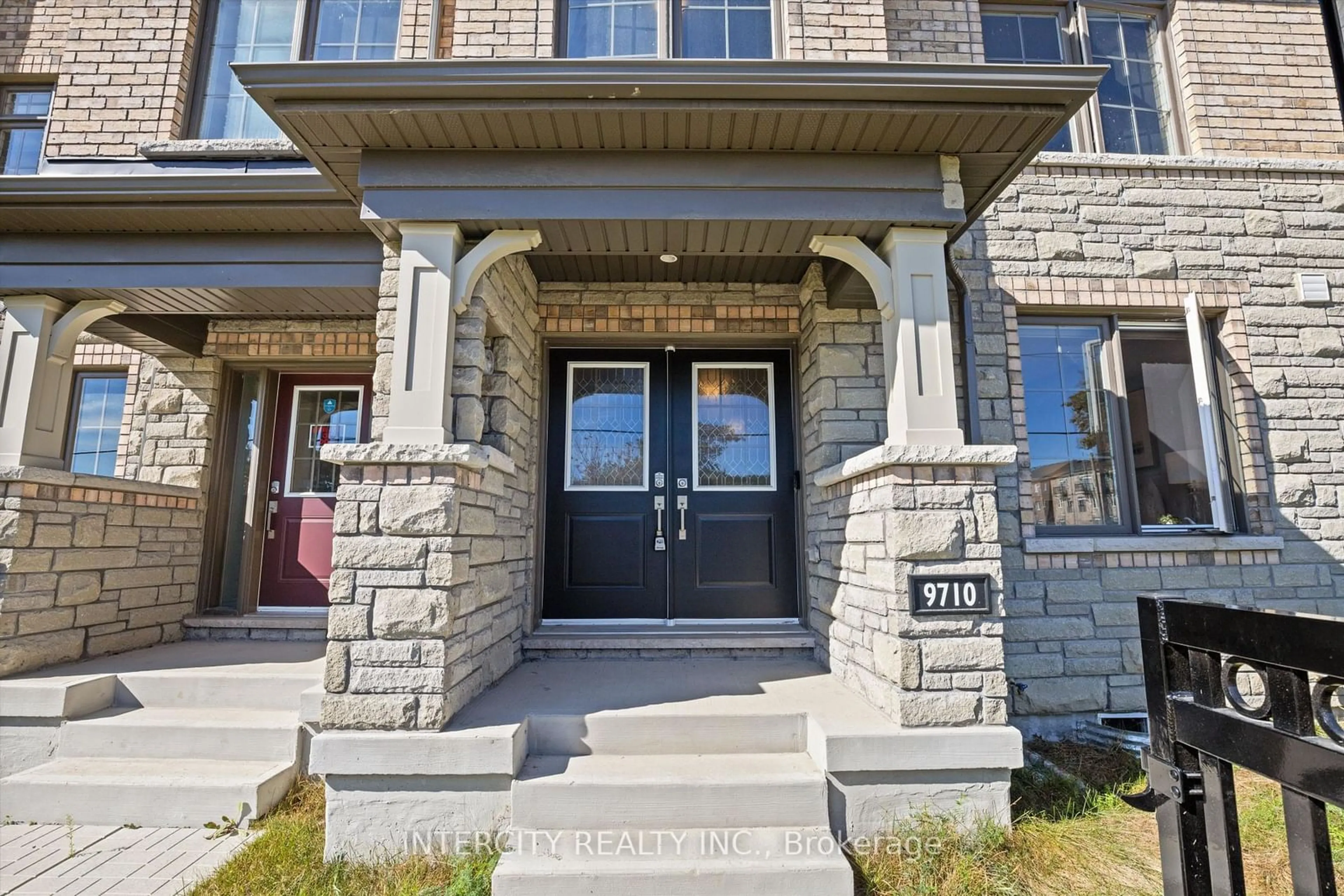 Indoor entryway, carpet floors for 9710 Kennedy Rd, Markham Ontario L6C 2A5