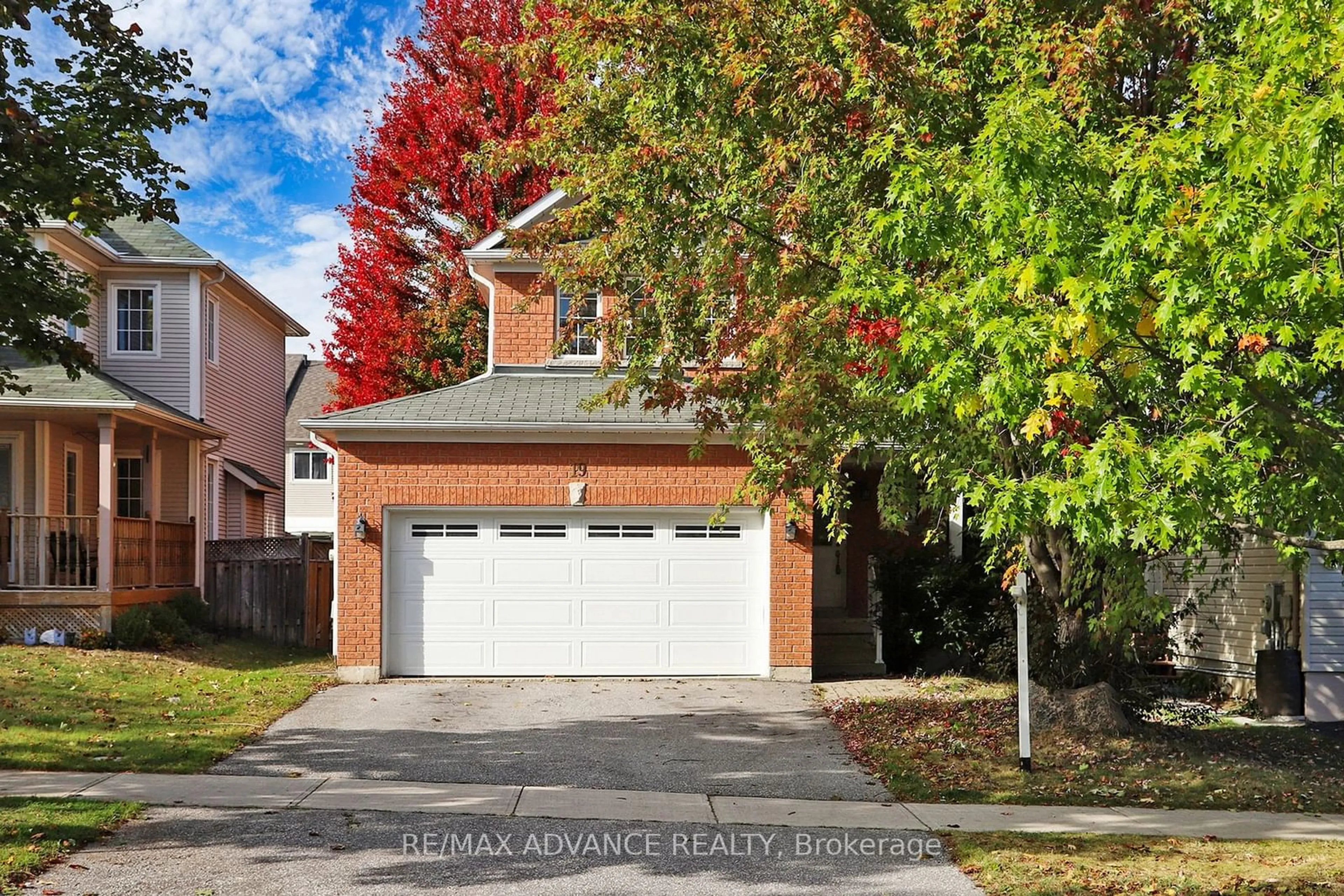 A pic from exterior of the house or condo, the street view for 19 Brecken Dr, Georgina Ontario L4P 4A5