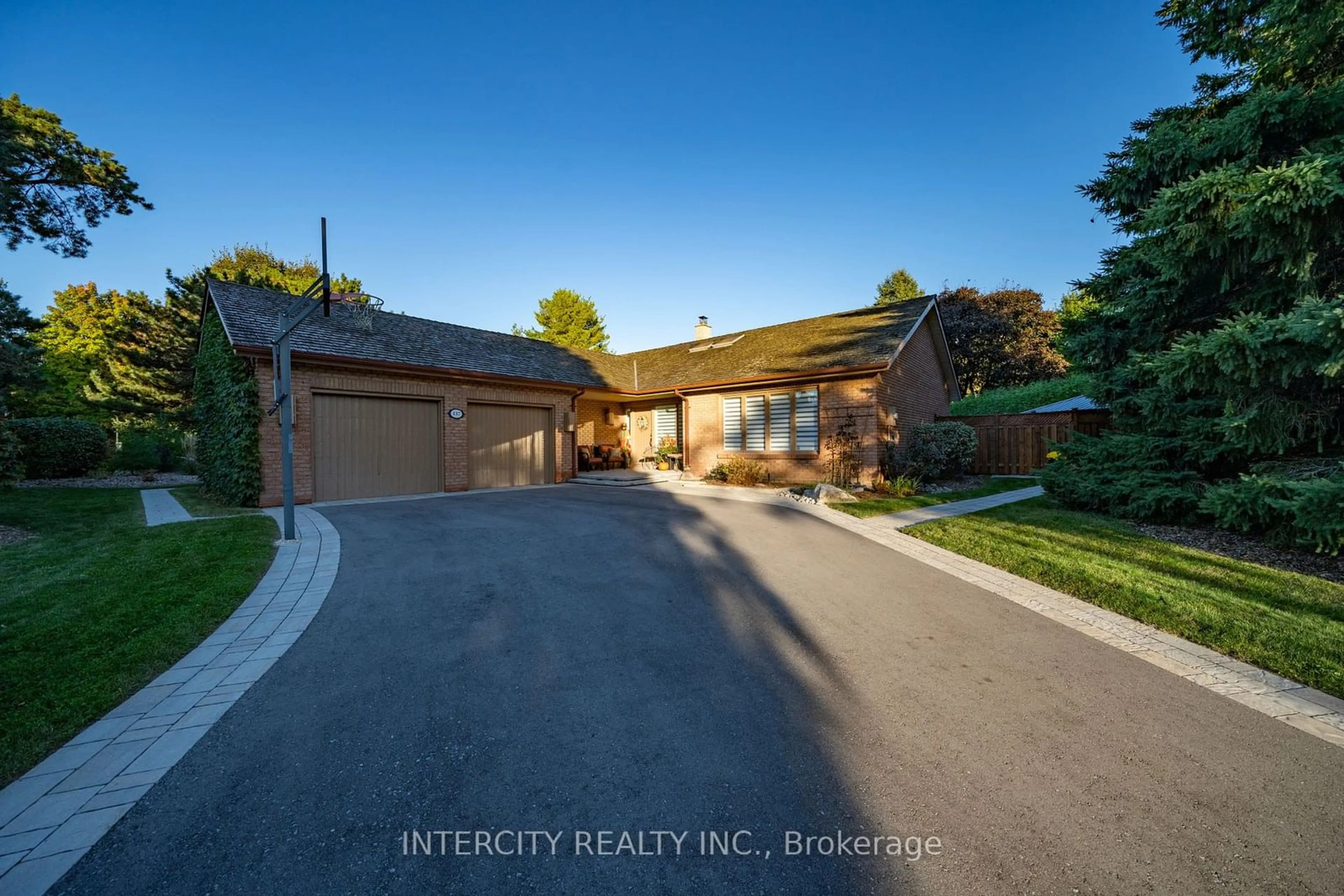 Frontside or backside of a home, the street view for 137 Curtis Cres, King Ontario L7B 1C2