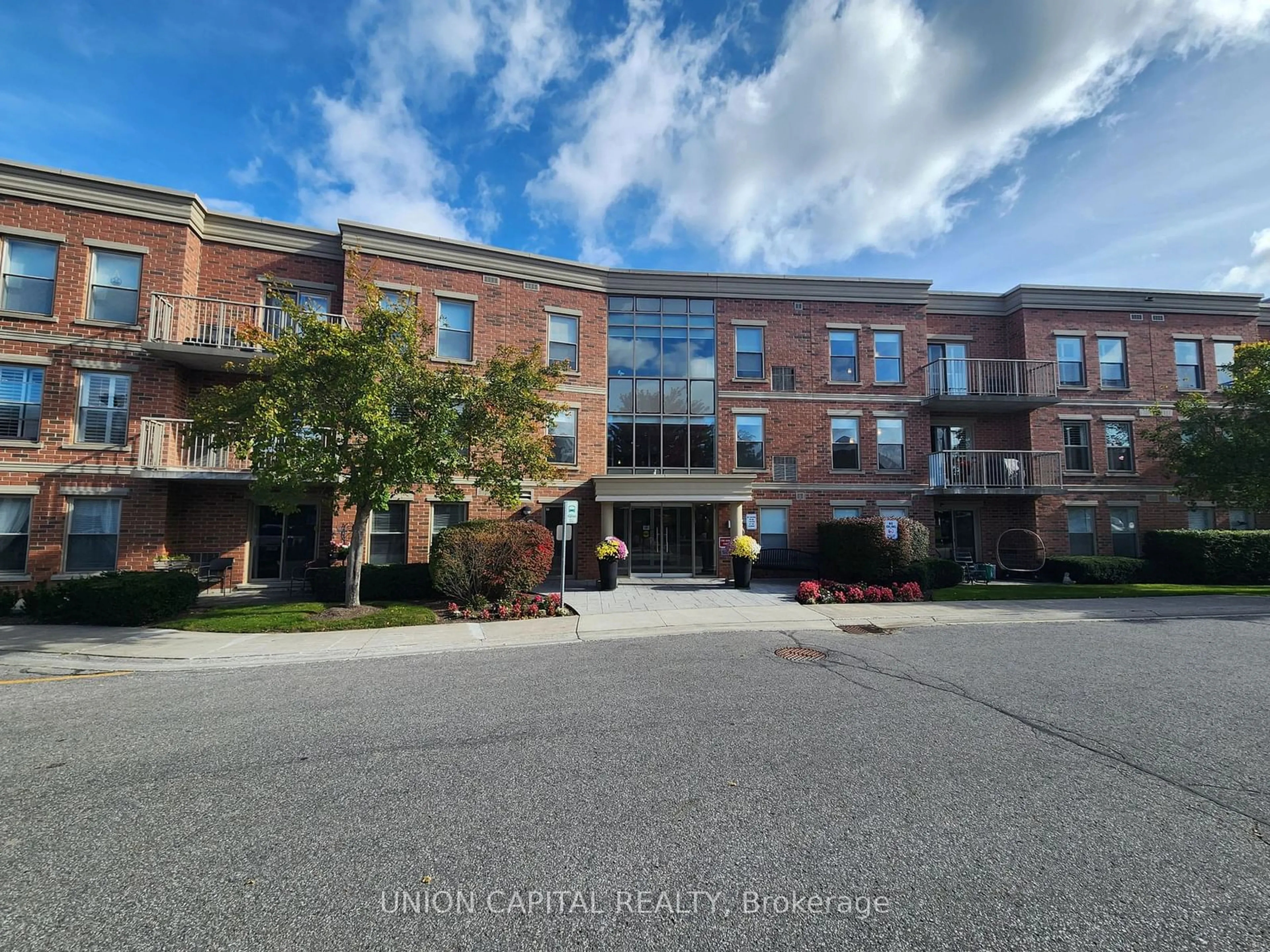 A pic from exterior of the house or condo, the front or back of building for 22 James Hill Crt #315, Uxbridge Ontario L9P 1Y6