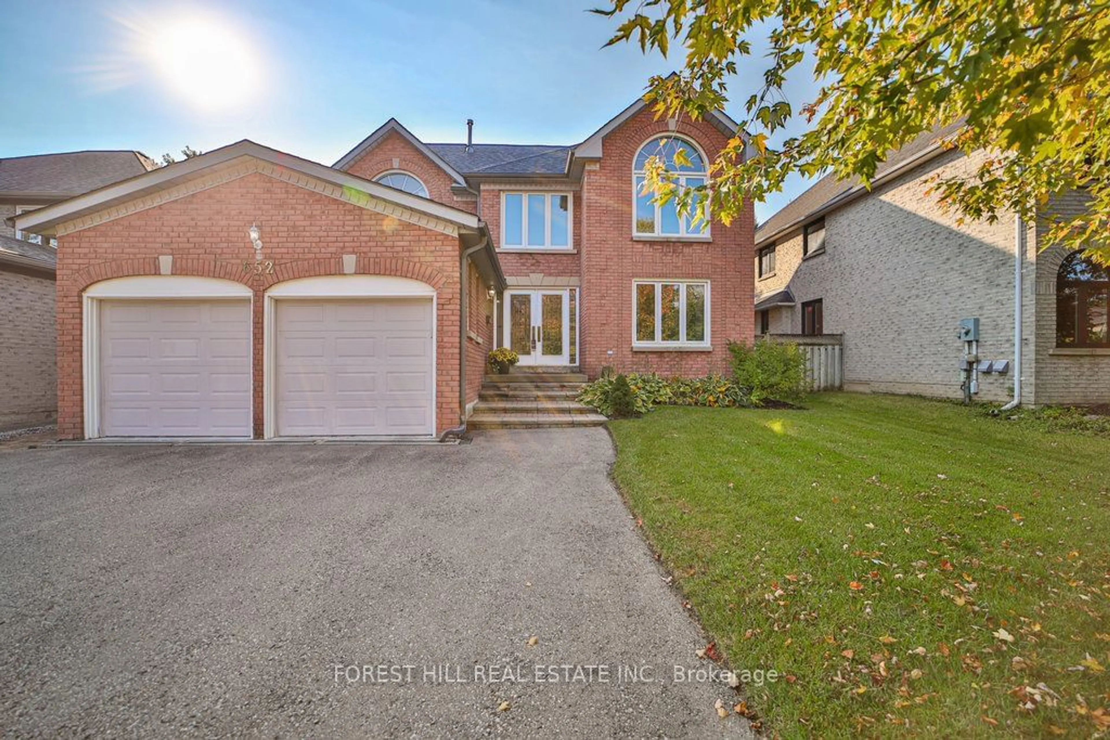 Frontside or backside of a home, the street view for 652 Culler Mews, Newmarket Ontario L3X 1V7