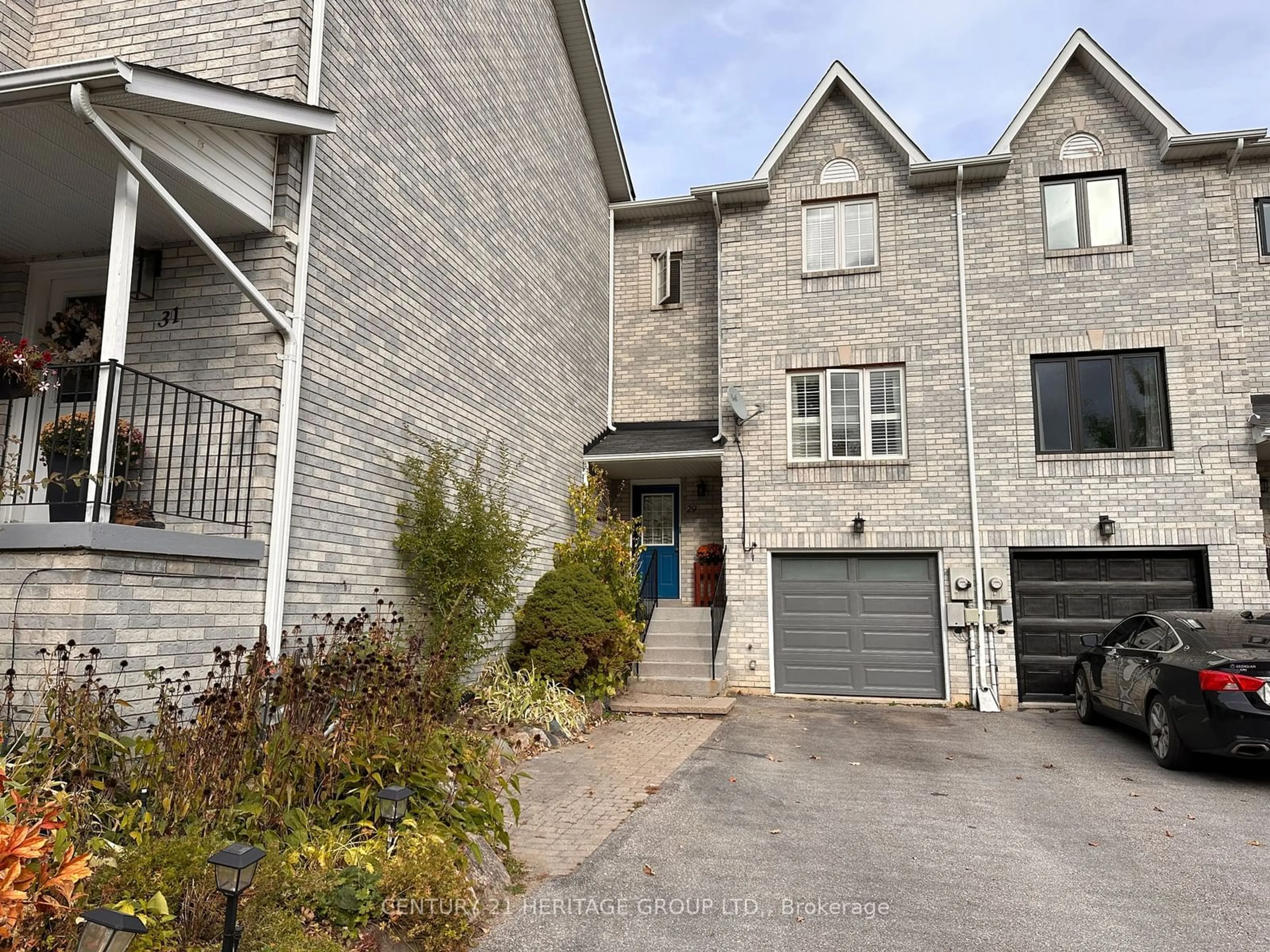 A pic from exterior of the house or condo, the street view for 29 Hattie Crt, Georgina Ontario L4P 3Z7