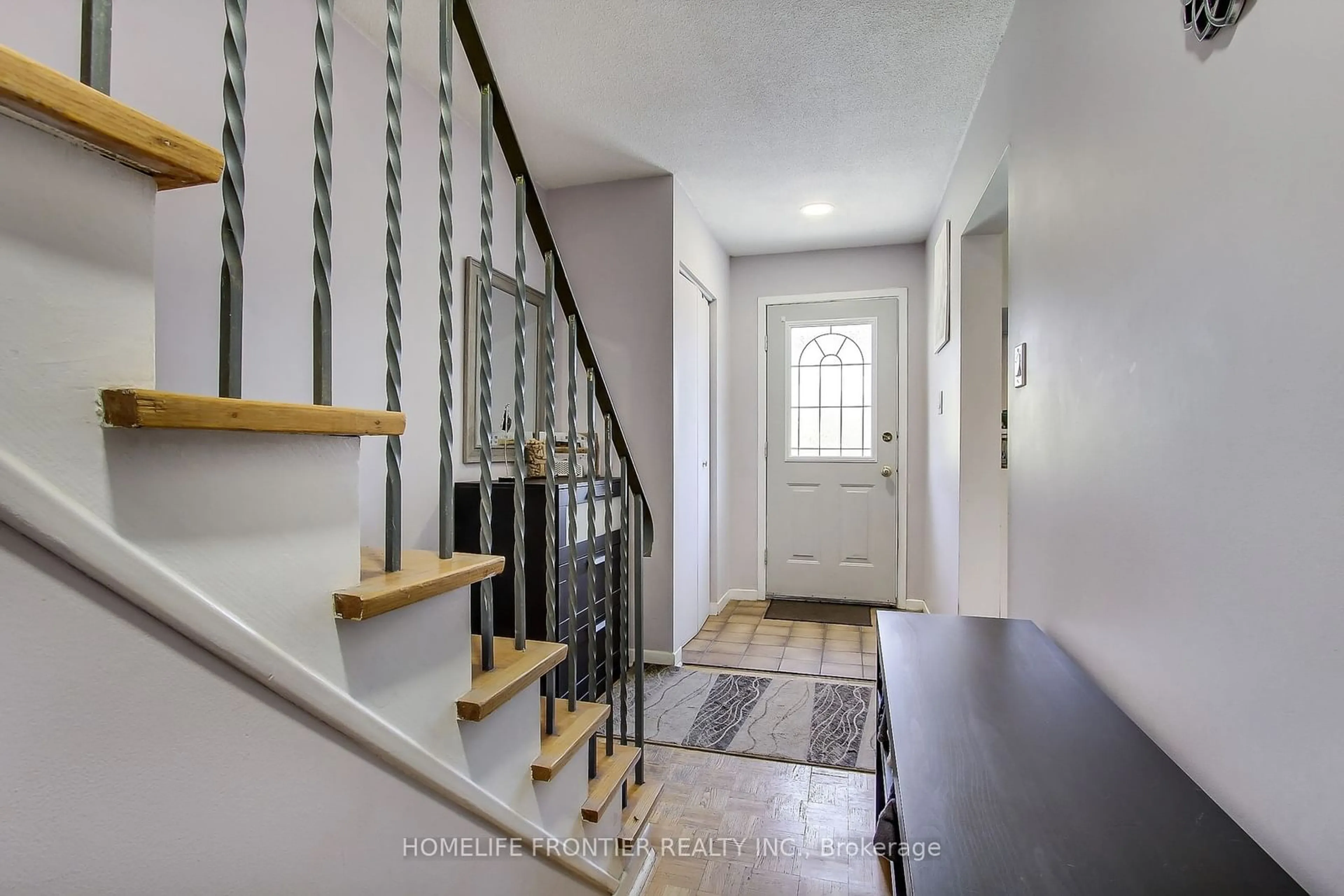 Indoor entryway, wood floors for 5 Penwick Cres, Richmond Hill Ontario L4C 5B3