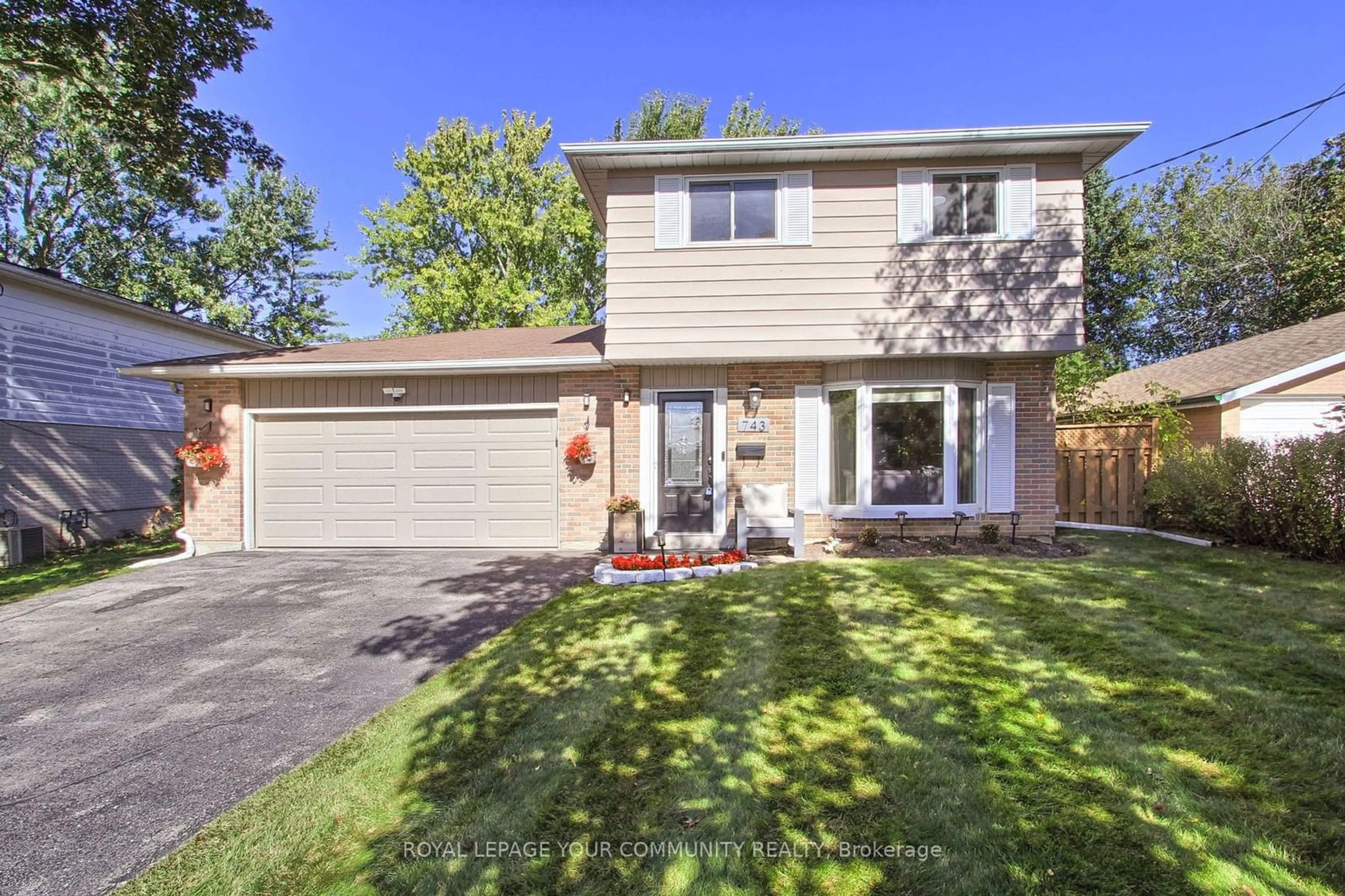 A pic from exterior of the house or condo, the fenced backyard for 743 Greenfield Cres, Newmarket Ontario L3Y 3B2