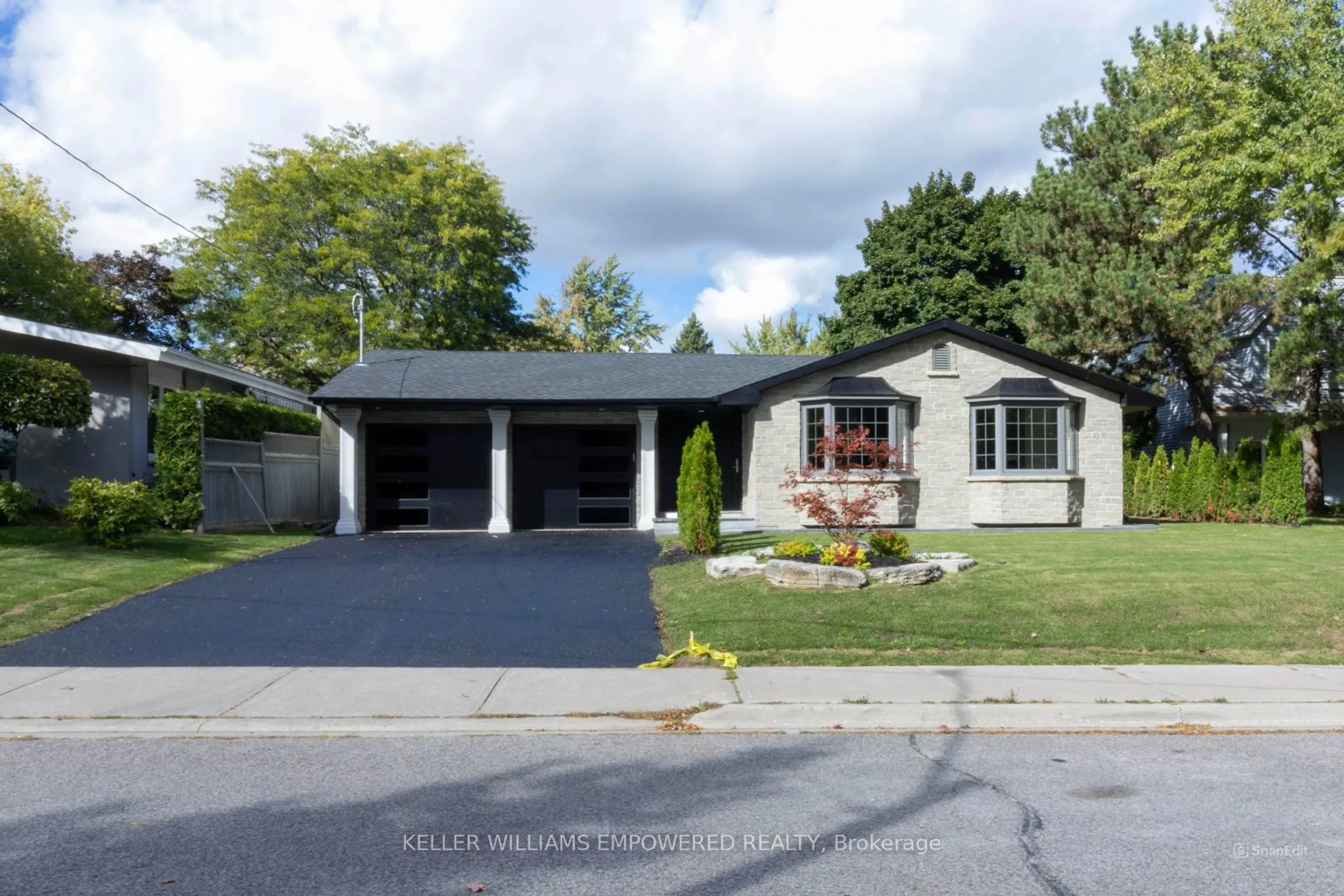 Frontside or backside of a home, the street view for 385 Easy St, Richmond Hill Ontario L4C 3Z5