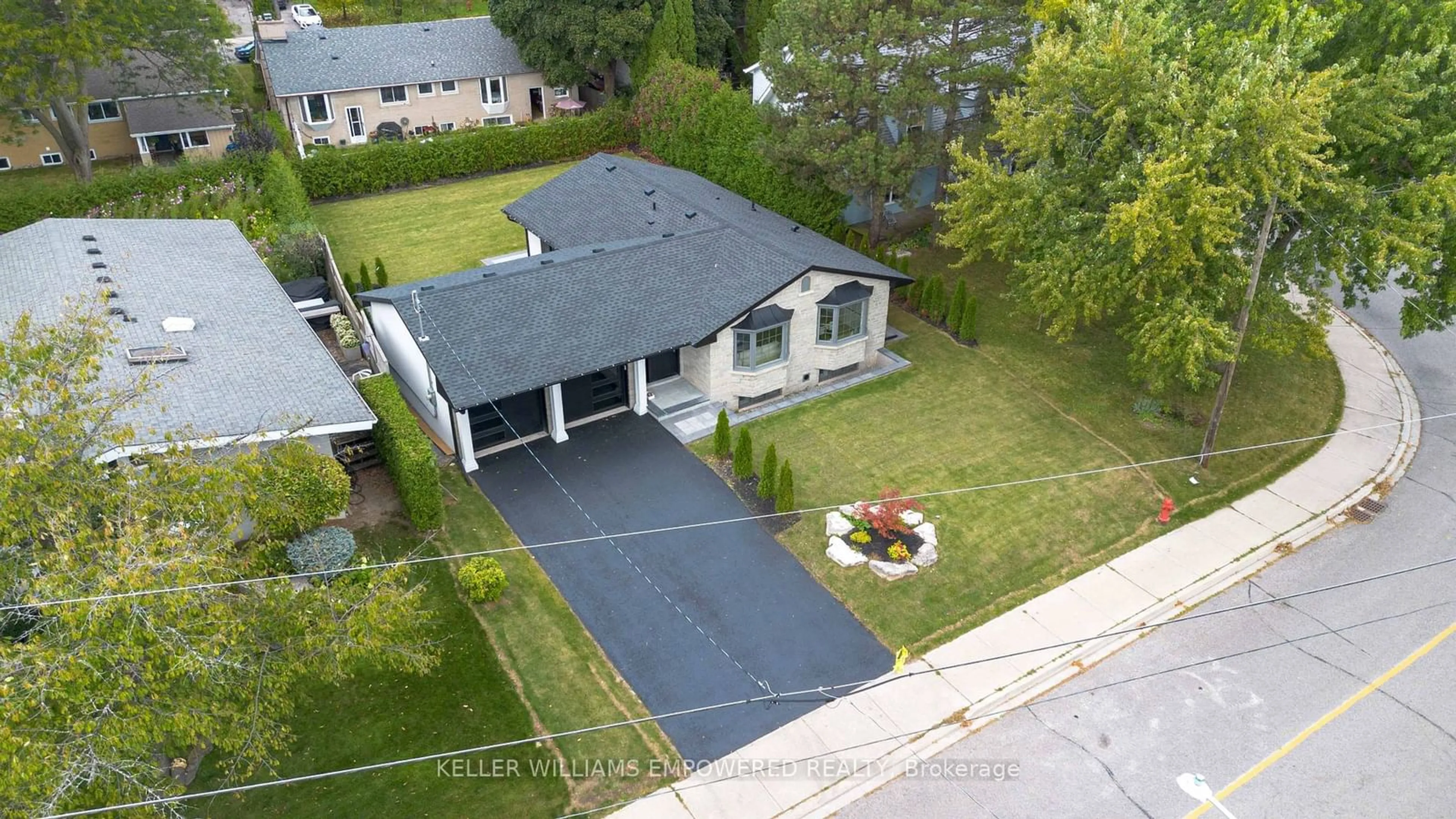 Frontside or backside of a home, the street view for 385 Easy St, Richmond Hill Ontario L4C 3Z5